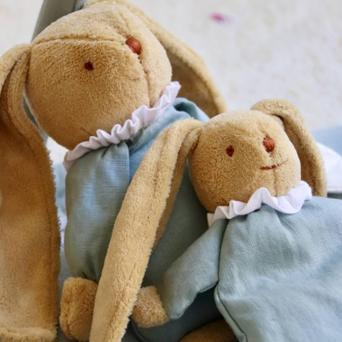 Trousselier Doudou Lapin Nid d'Ange avec hochet : vert céladon