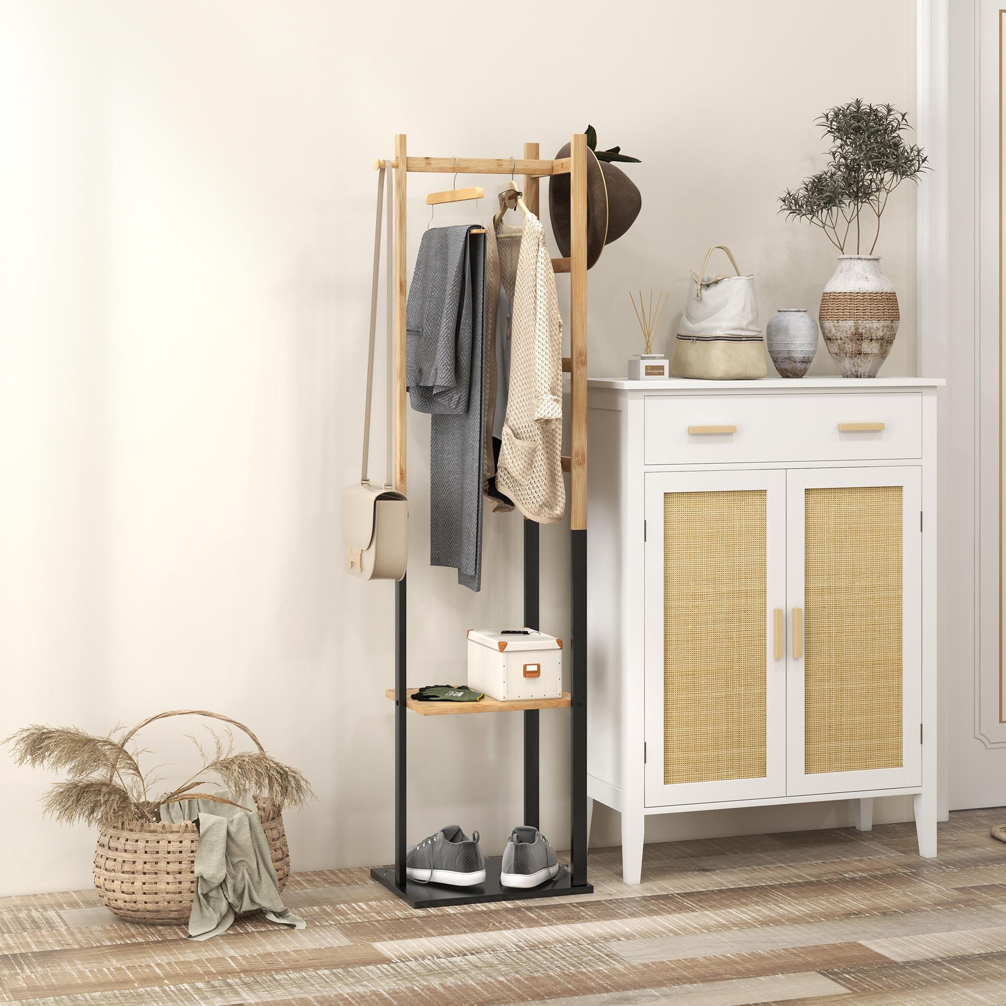 Voir la diapositive 3 : HOMCOM Portant pour vêtements en bambou, porte-manteau en bois avec tringle, étagères, patère, 4 barres latérales dim. 46l x 28,5l x 153,5h cm