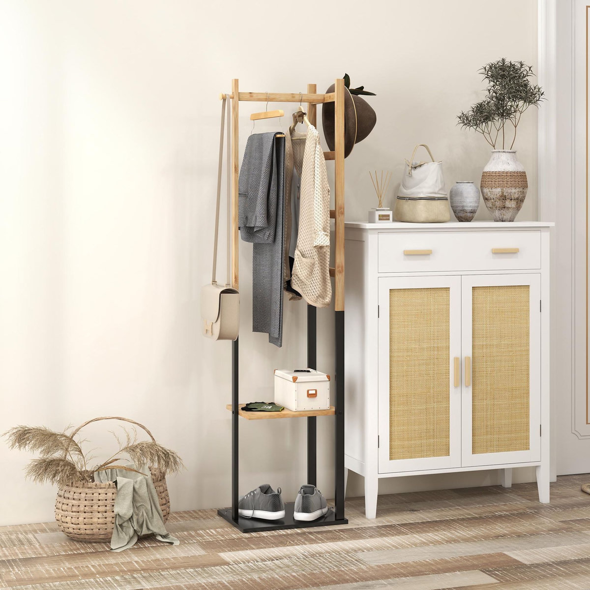 HOMCOM Portant pour vêtements en bambou, Porte-manteau en Bois avec tringle, étagères, patère, 4 barres latérales dim. 46L x 28,5l x 153,5H cm