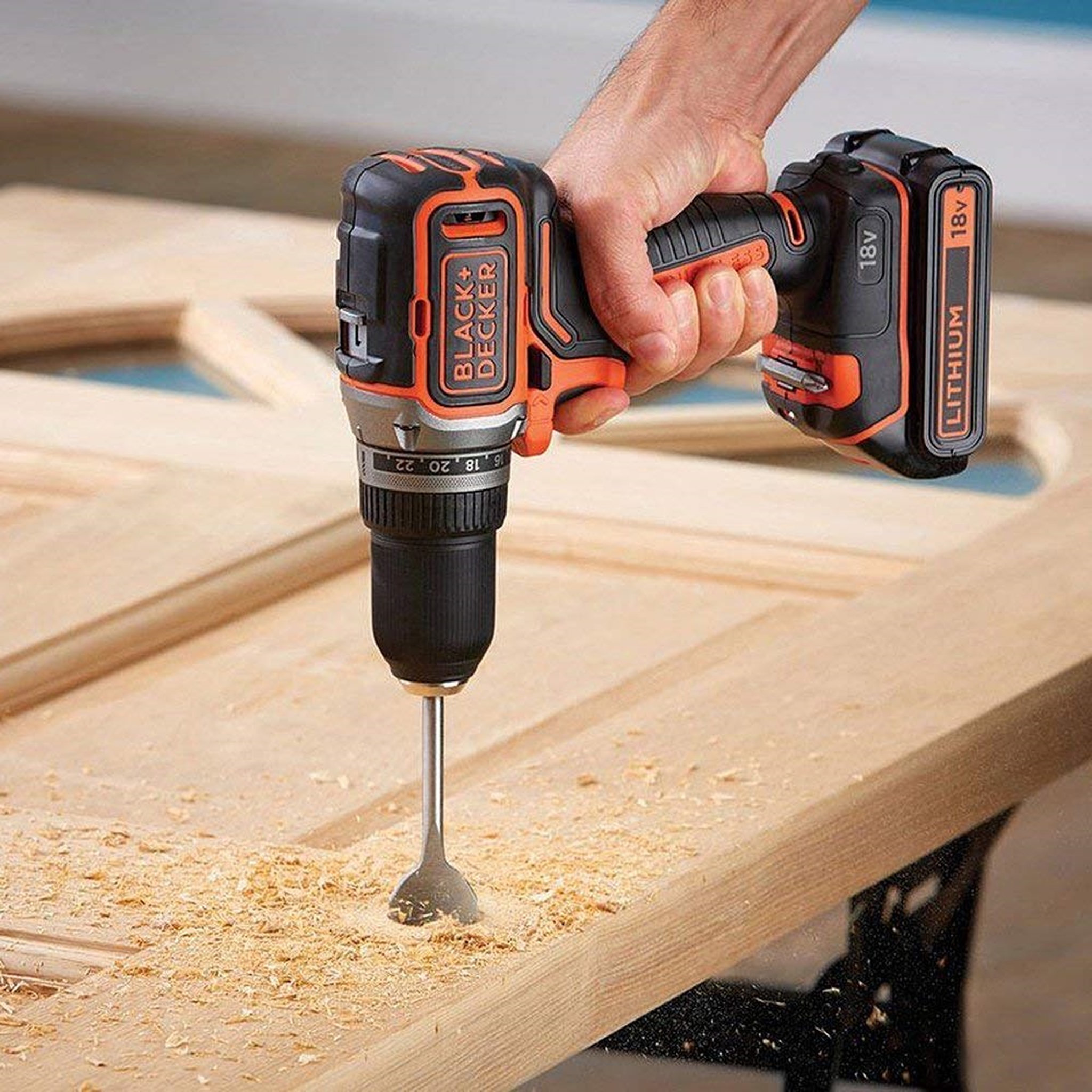 Voir la diapositive 4 : Black & Decker Perceuse visseuse sans fil Brushless 18V + 2 batteries