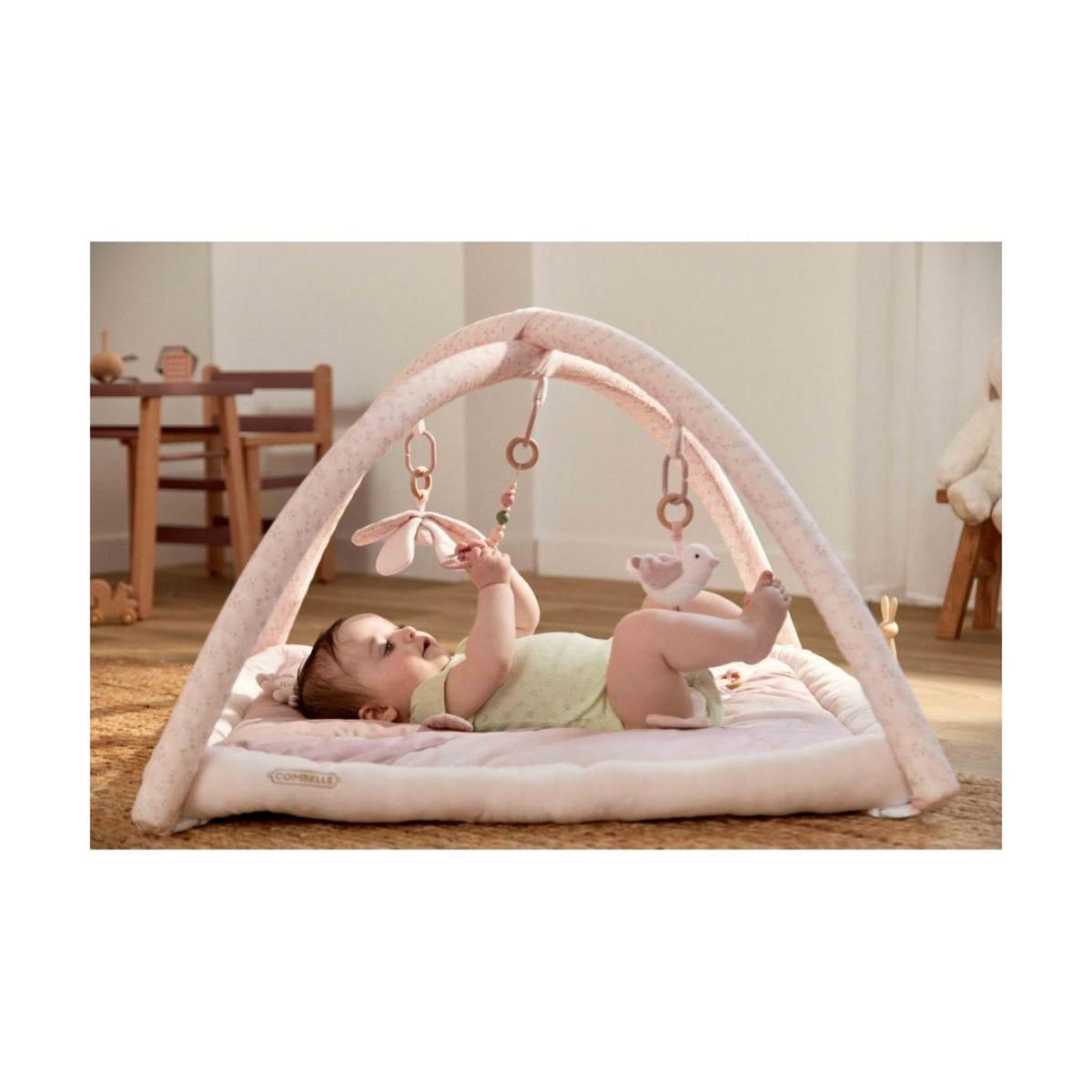 COMBELLE Tapis d'éveil ouatiné soft boa avec arche de jeux rose