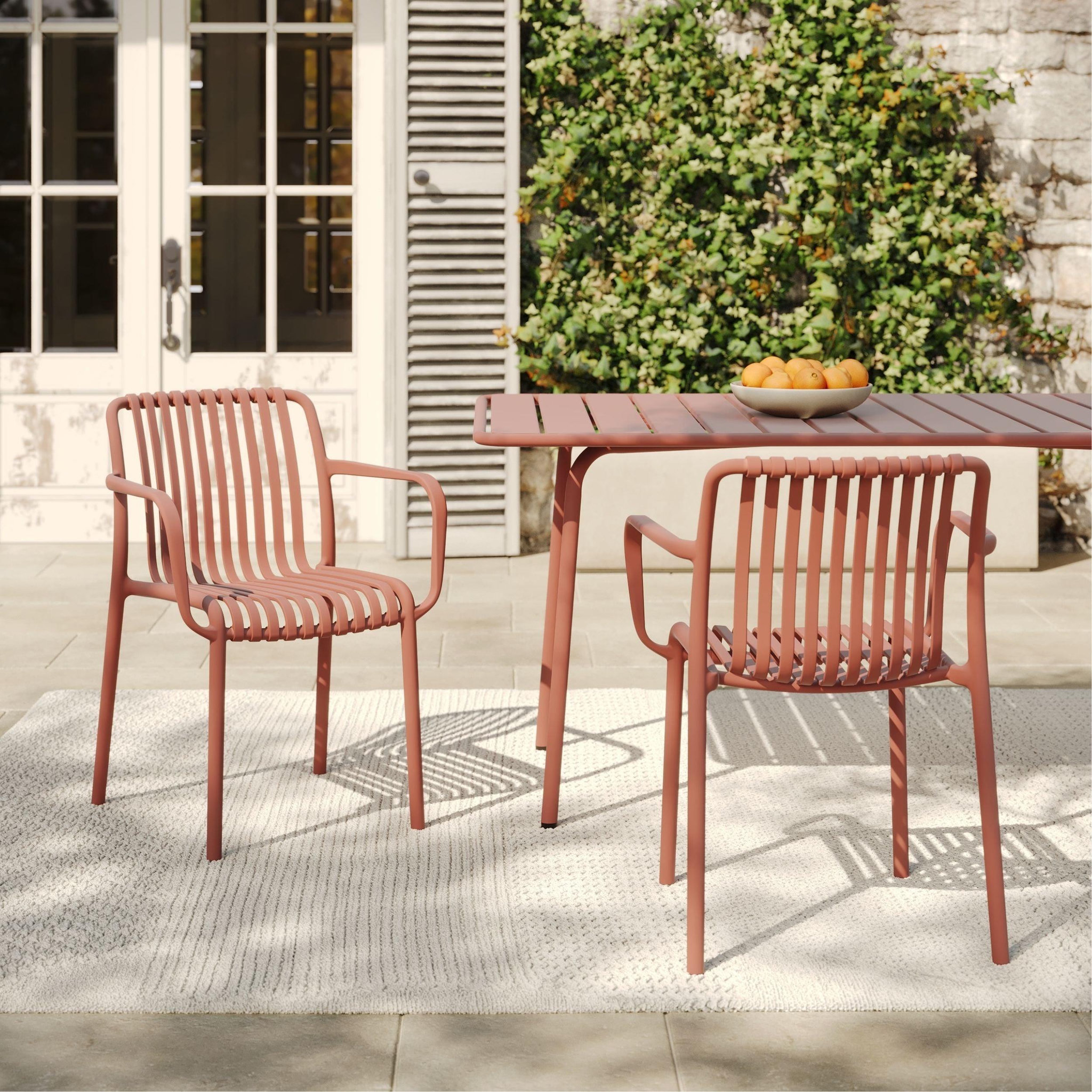 Voir la diapositive 2 : MAISON PAVANE Lot de 2 chaises de jardin empilables en plastique vieux rose-ivy