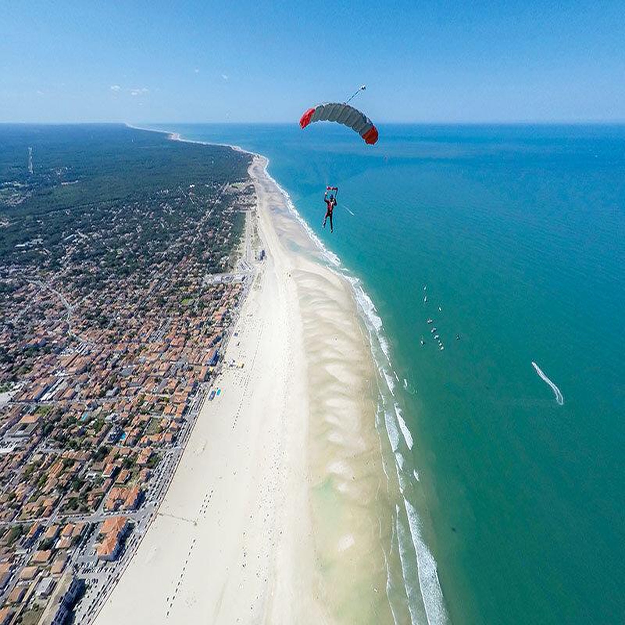 Voir la diapositive 3 : Smartbox Saut en parachute en tandem au-dessus de la pointe du médoc - coffret cadeau sport & aventure