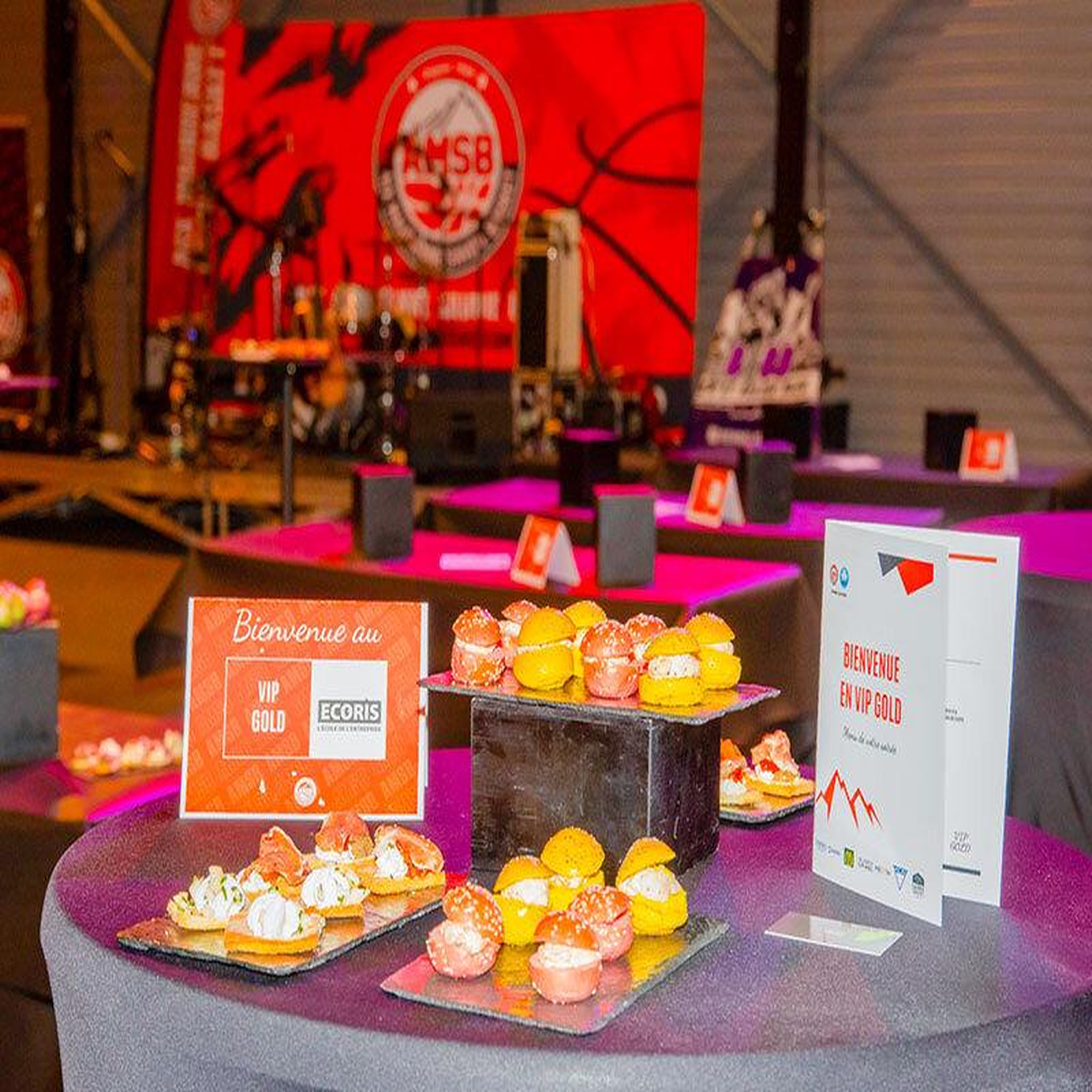 Voir la diapositive 4 : Smartbox Billet VIP pour un match au choix de l'Aix Maurienne Savoie Basket avec cocktails pour 2 - Coffret Cadeau Sport & Aventure