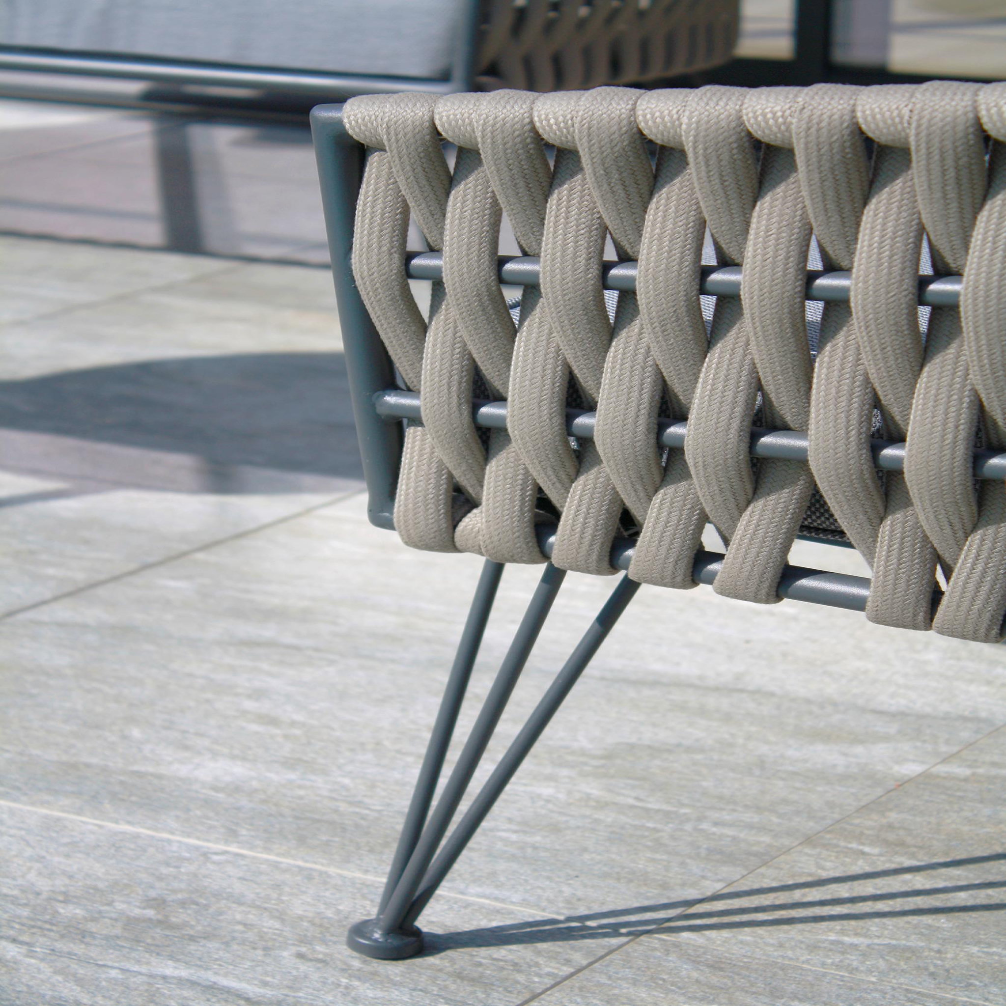 Voir la diapositive 3 : DCB GARDEN Salon bas de jardin en corde tissé taupe et anthracite  4 places CAPRI