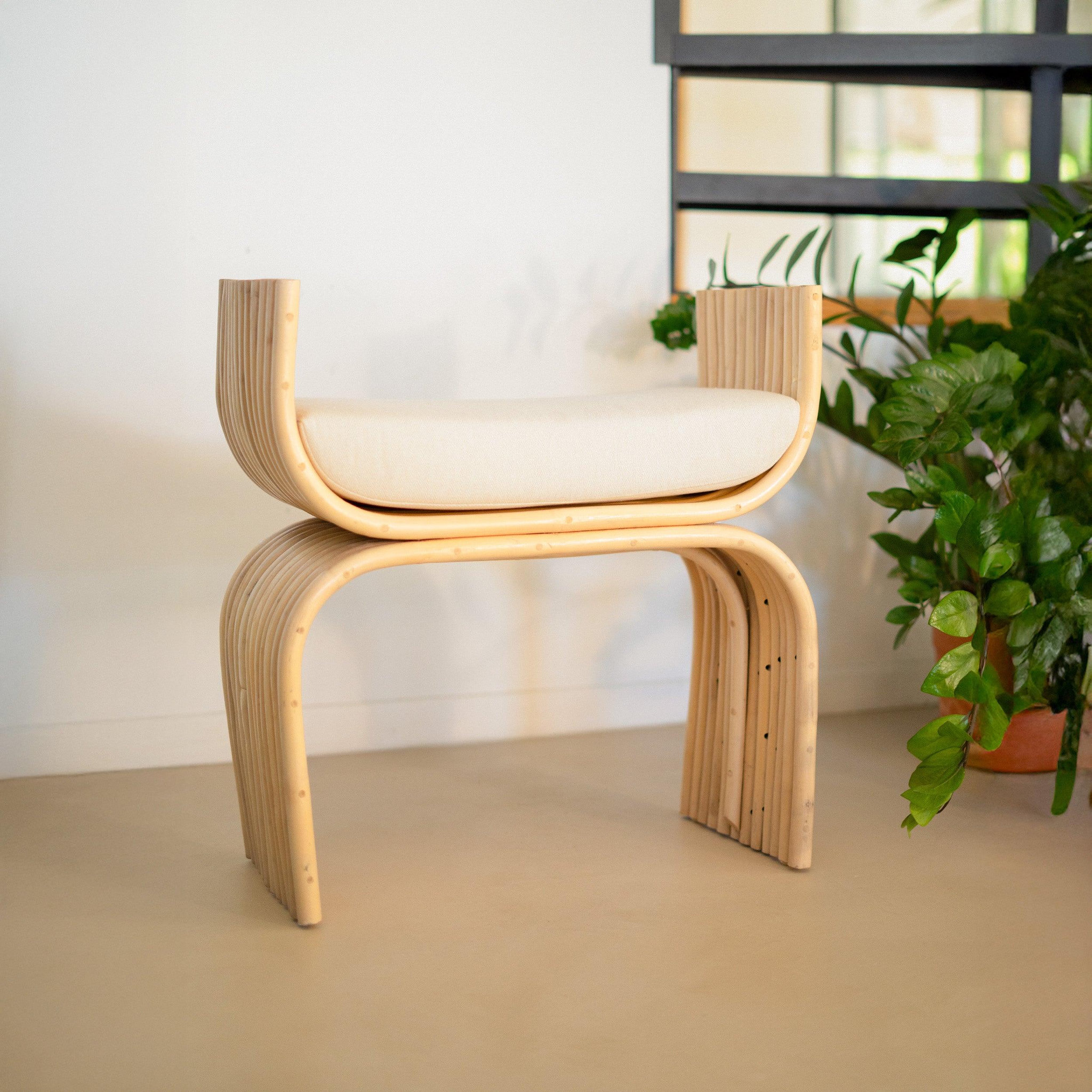 Voir la diapositive 2 : MAISON PAVANE Tabouret en rotin et coussin blanc-réane