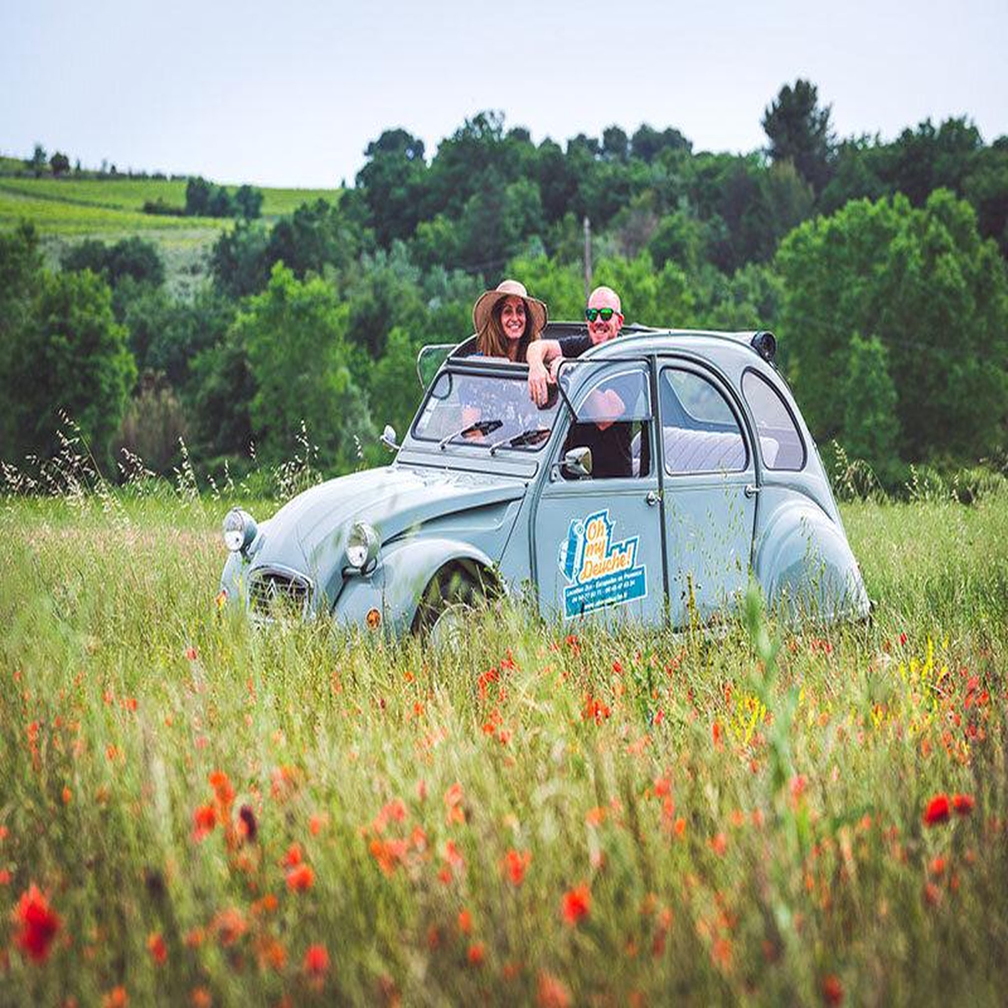 Voir la diapositive 3 : Smartbox Balade romantique en 2 cv sur fond de coucher de soleil en provence - coffret cadeau sport & aventure