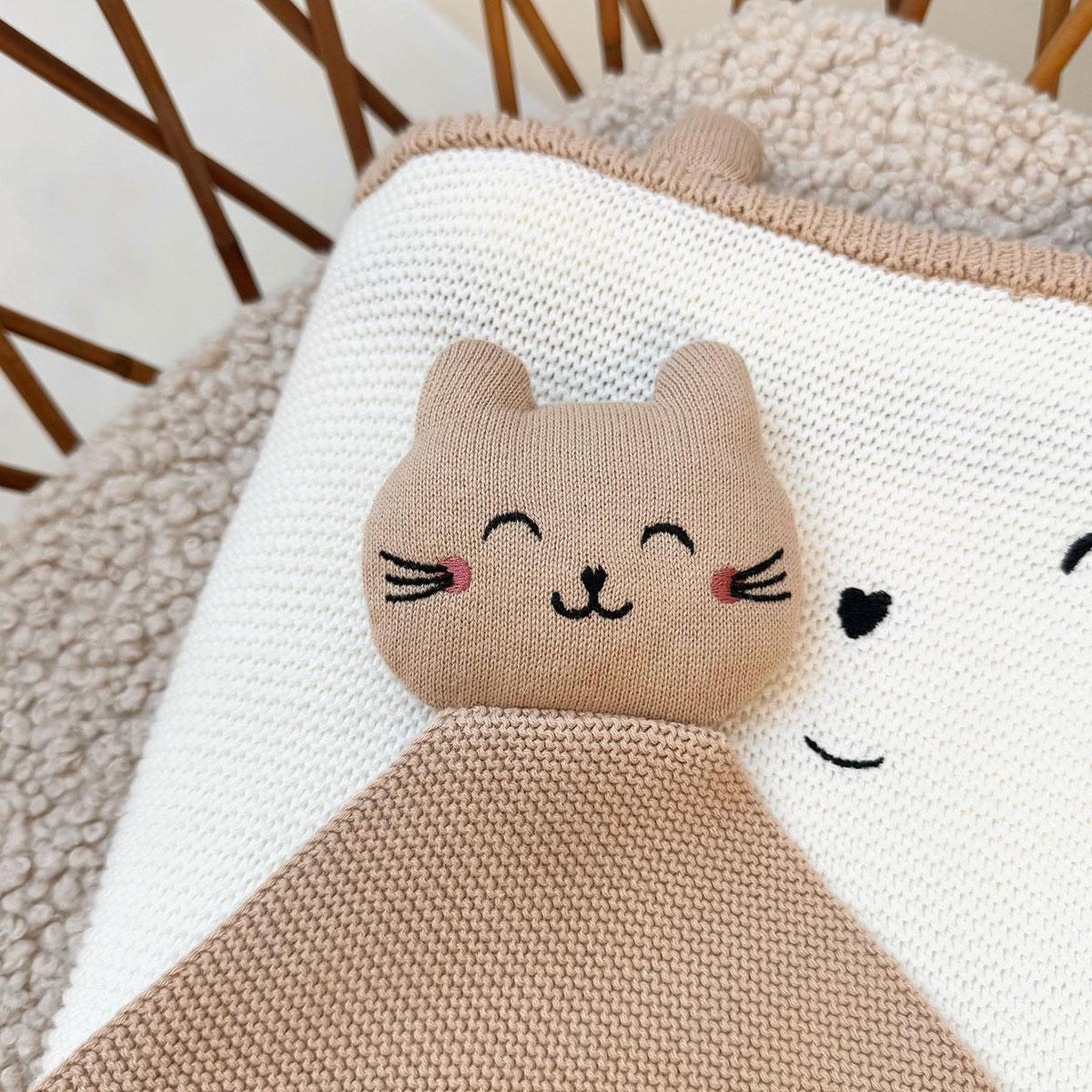 Voir la diapositive 6 : Petit BÃ©guin Doudou en tricot hello baby