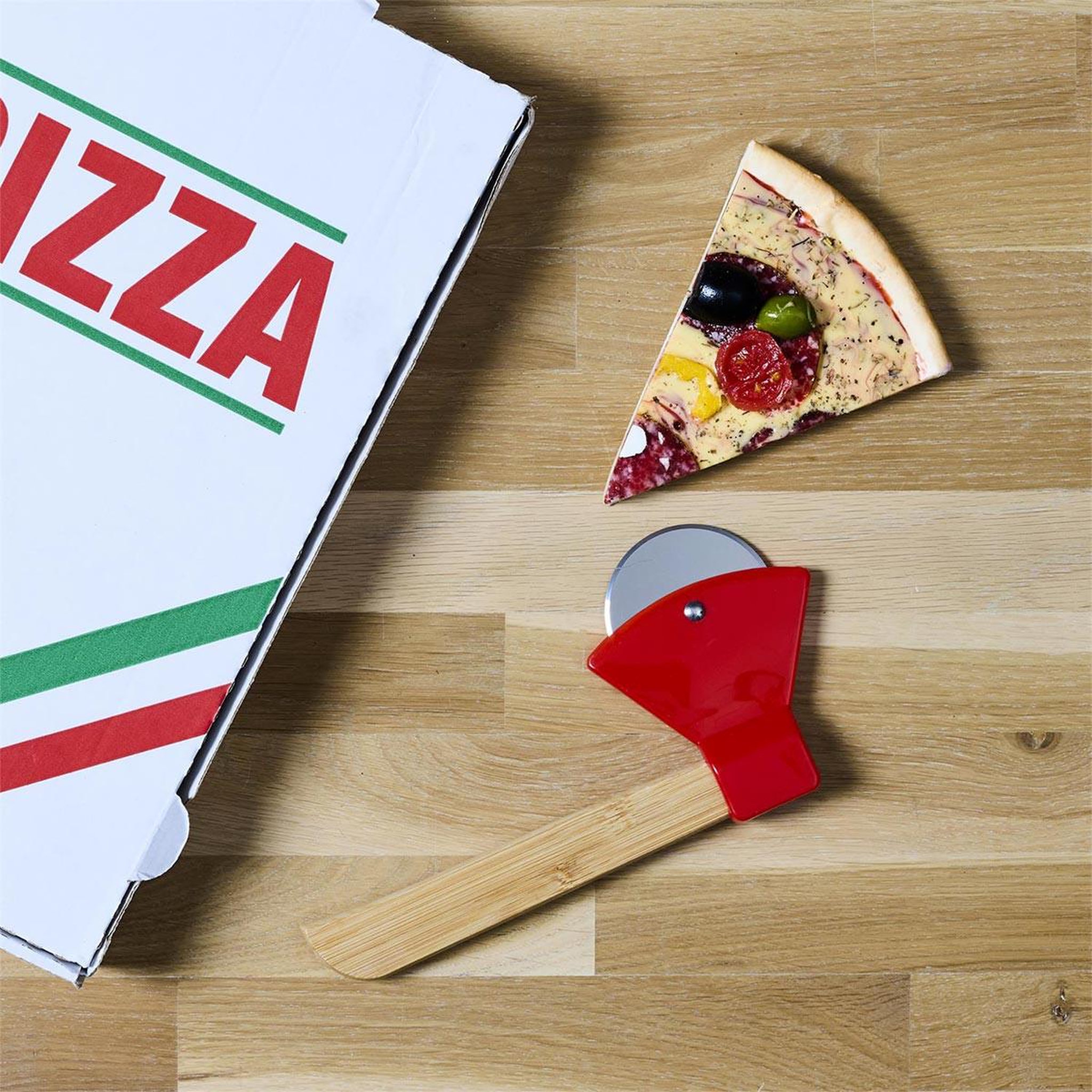 Voir la diapositive 2 : COOK CONCEPT Roulette à pizza en bois  hache  21cm rouge