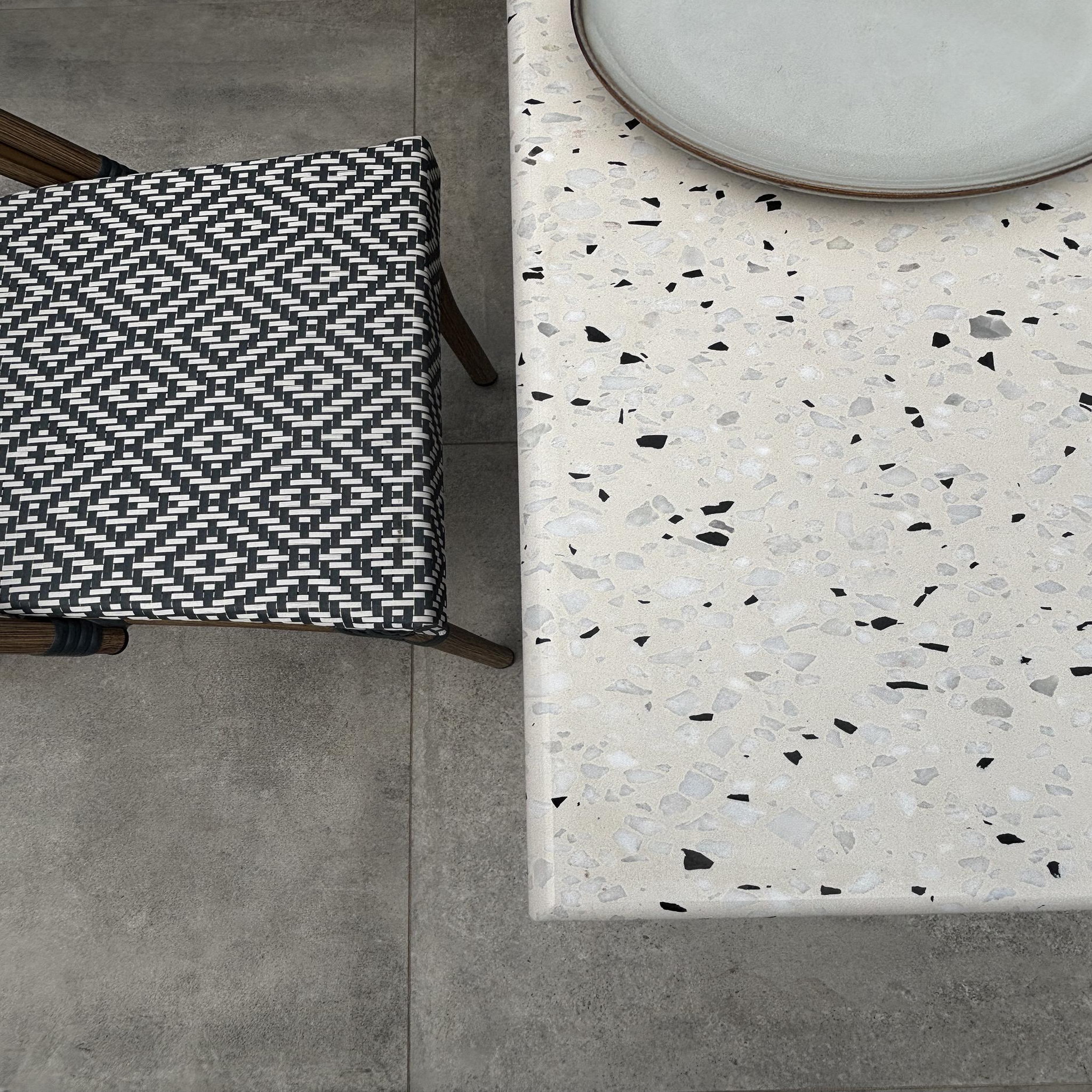 Voir la diapositive 6 : DCB GARDEN Ensemble repas de jardin en acier et plateau terrazzo (2 places)