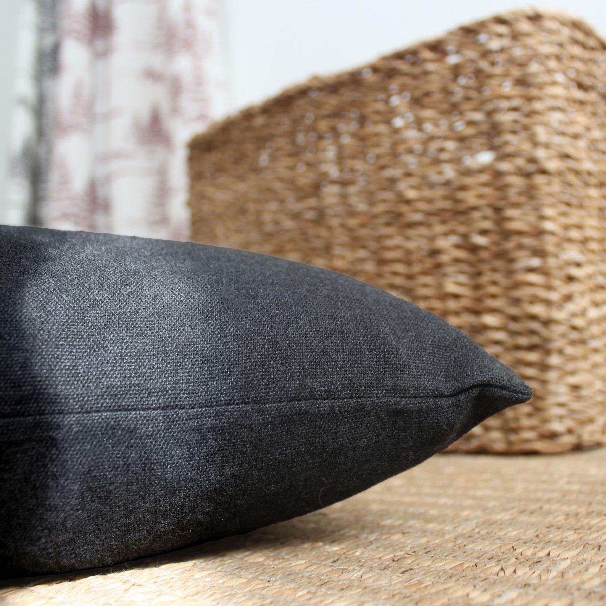 Voir la diapositive 2 : ENJOY HOME Coussin déco uni  dune  40x40cm gris foncé