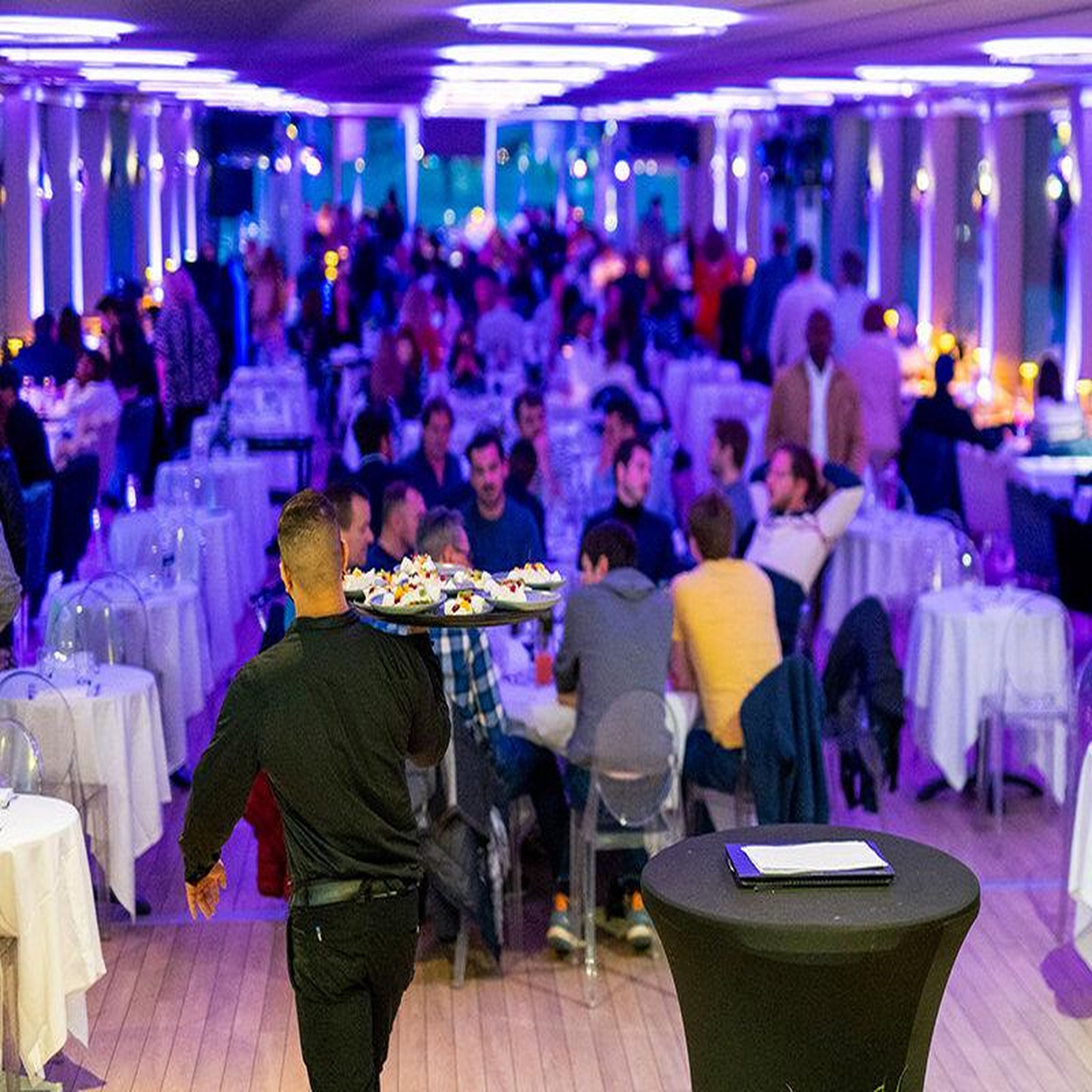 Voir la diapositive 3 : Smartbox Croisière festive sur la seine : 2h45 avec dîner à bord du diamant bleu - coffret cadeau multi-thèmes