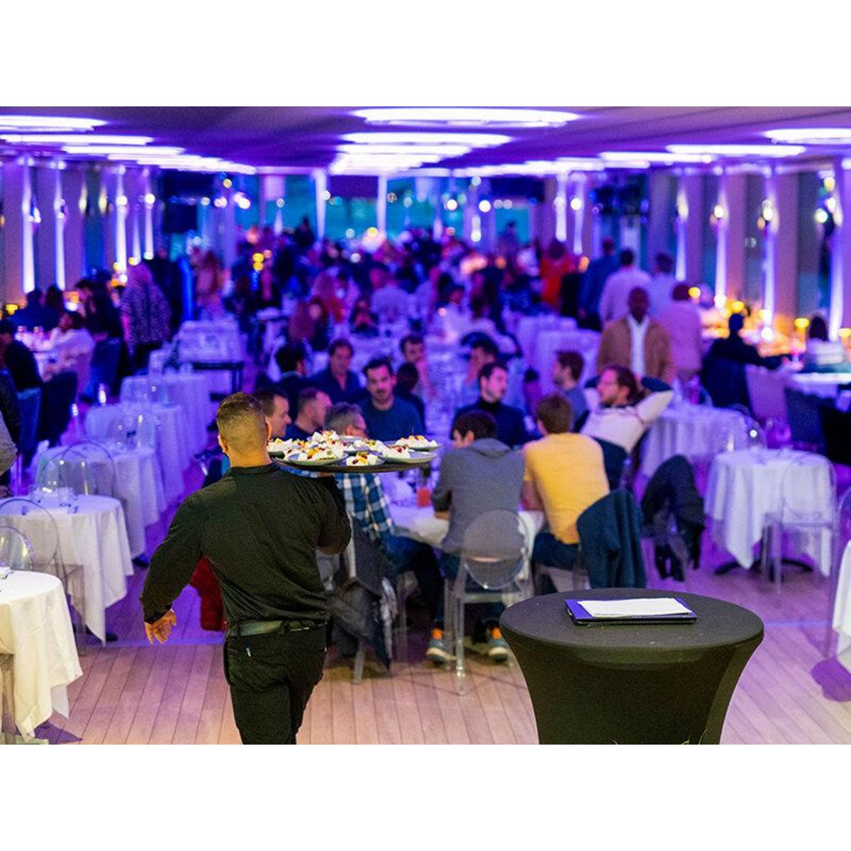 Smartbox Croisière festive sur la Seine : 2h45 avec dîner à bord du Diamant Bleu - Coffret Cadeau Multi-thèmes