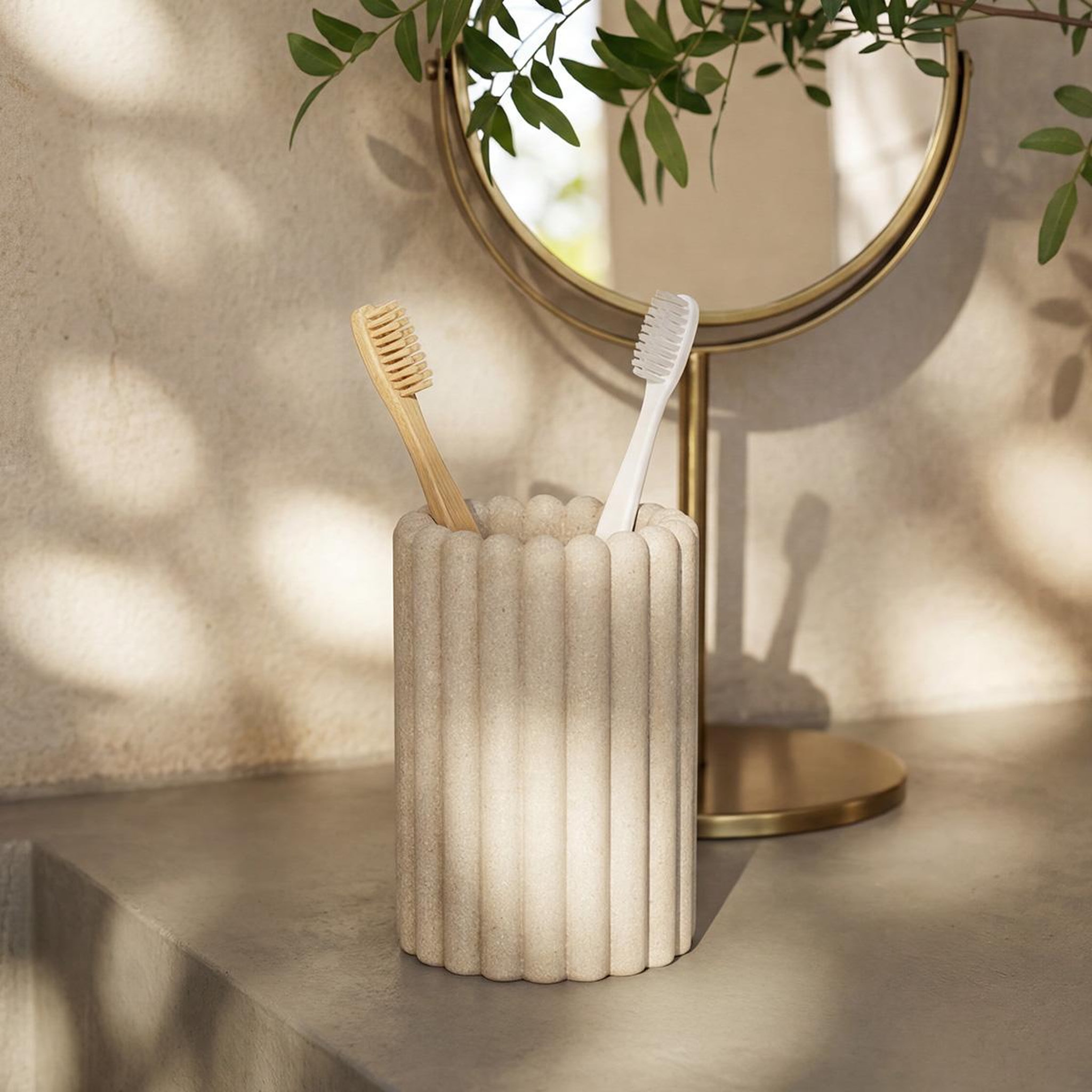 Voir la diapositive 2 : MAISON AUBERTIN Pot brosse à dents résine beige lugano