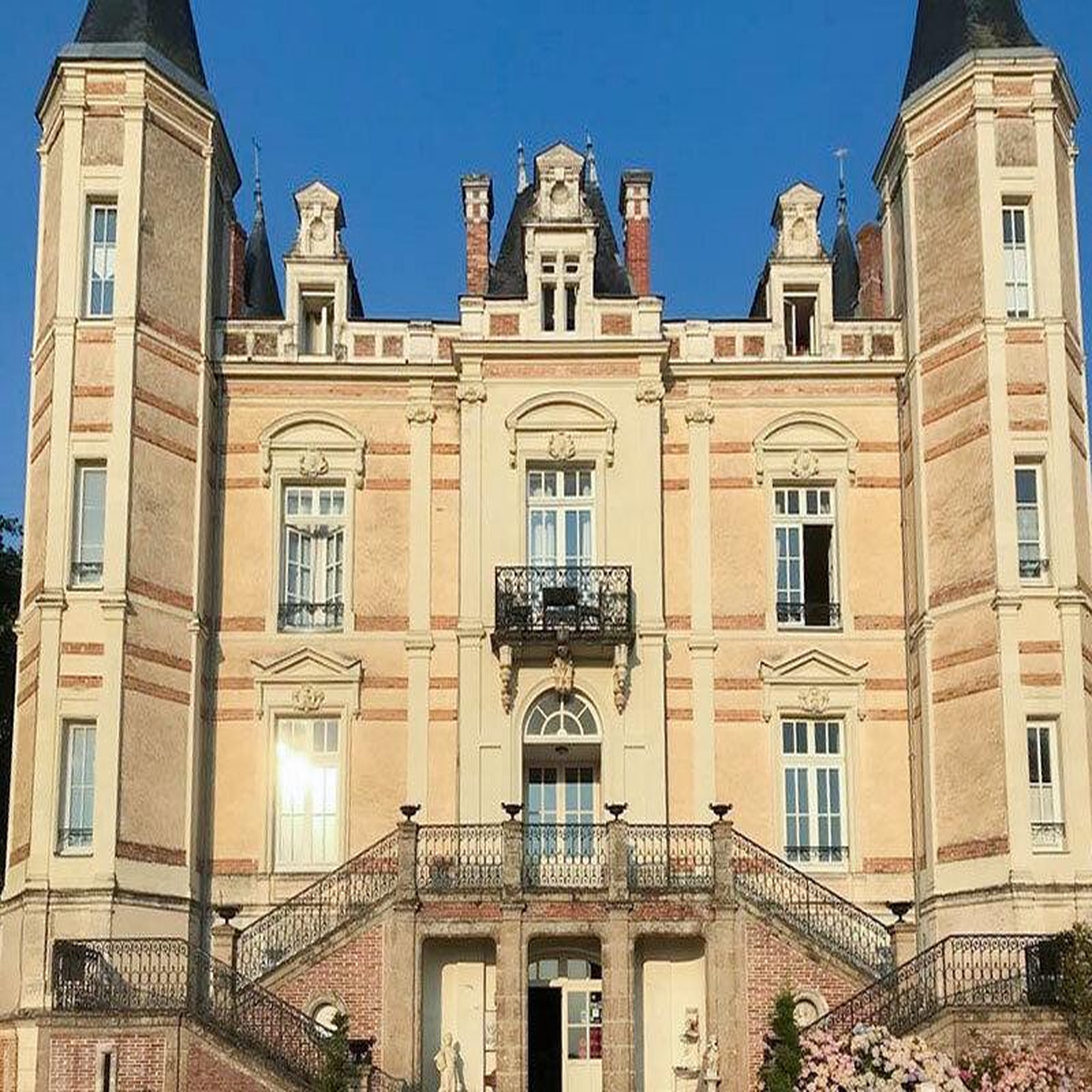Voir la diapositive 4 : Smartbox 2 jours dans un château 4* avec crémant et bain bouillonnant près de cholet - coffret cadeau séjour