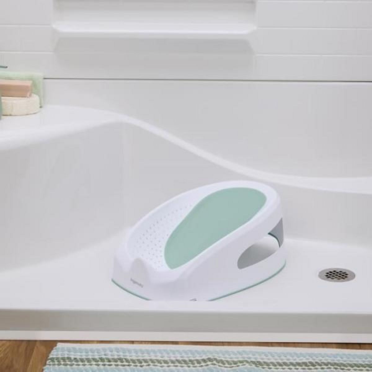 MARKET24 Transat - Anneau INGENUITY  de bain bébé fille antidérapant, de 0 a 6 mois ou 9kg, transat perforé pour laisser couler l'eau, Vert