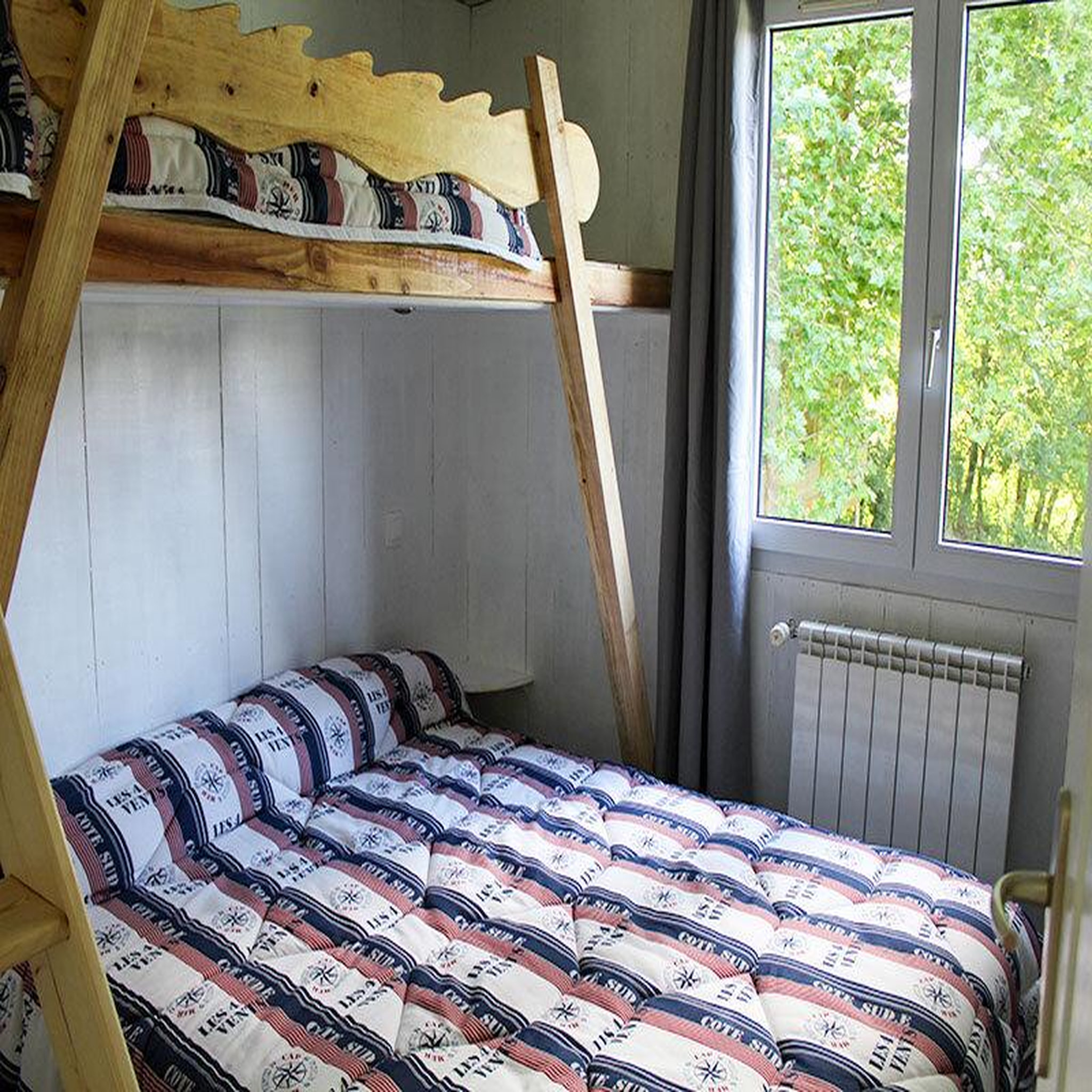Voir la diapositive 2 : Smartbox Séjour au camping en famille : 3 jours insolites en carrelet près de cognac - coffret cadeau séjour