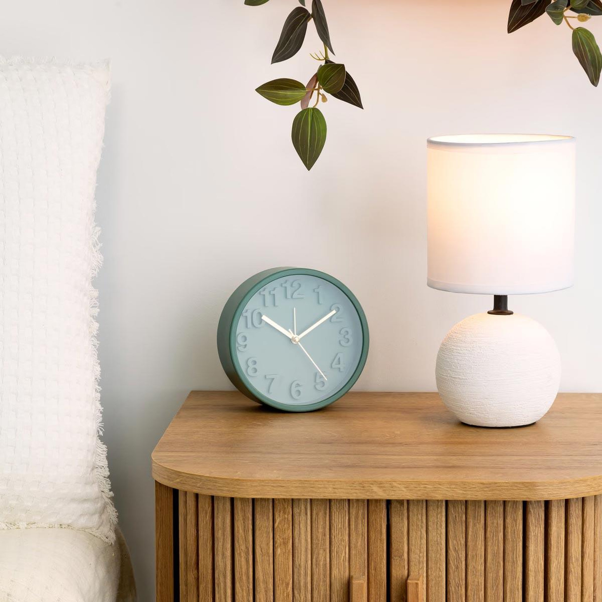 Voir la diapositive 2 : ATMOSPHERA Lampe à poser céramique  boule  25cm blanc strié