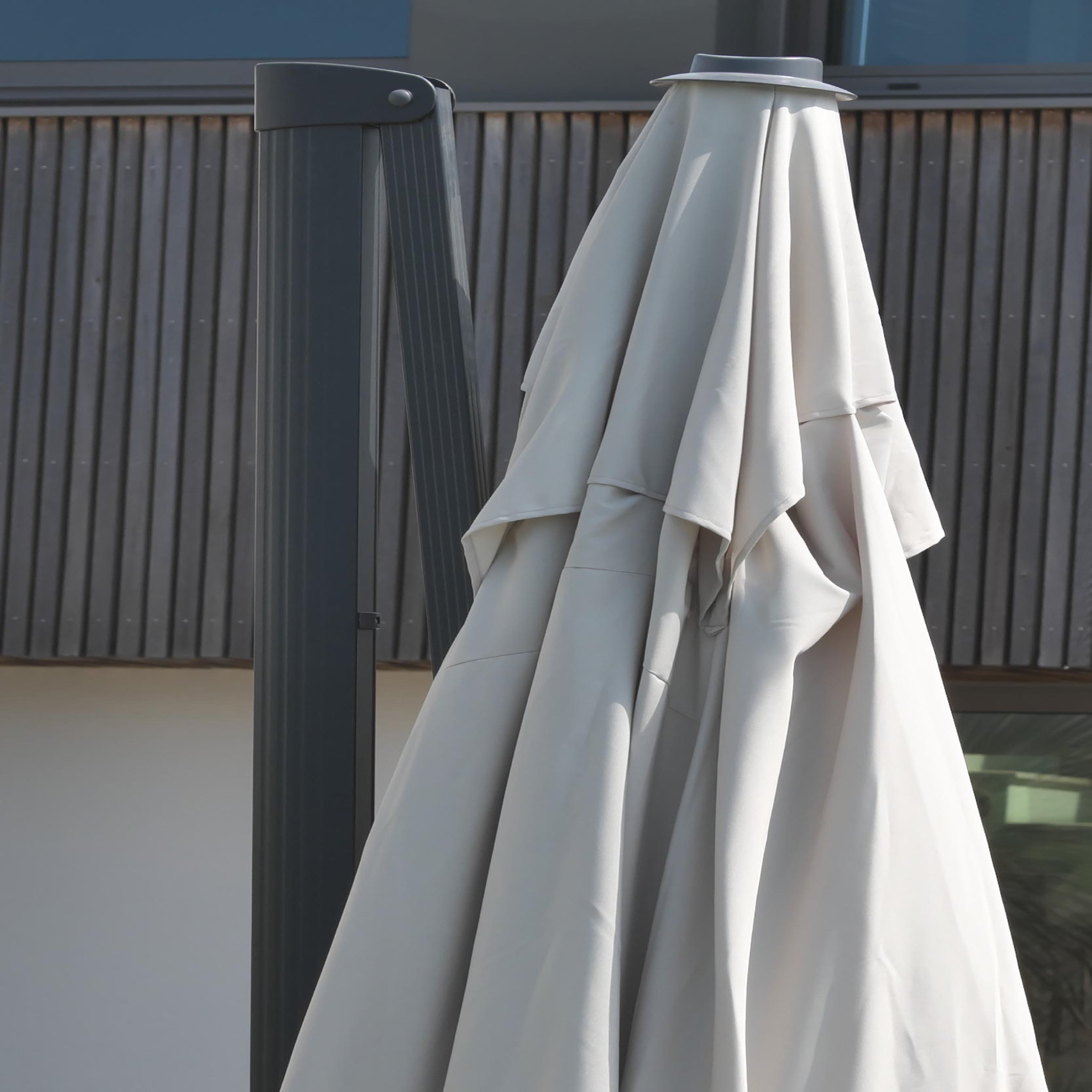 Voir la diapositive 3 : DCB GARDEN Parasol avec pied excentré en acier