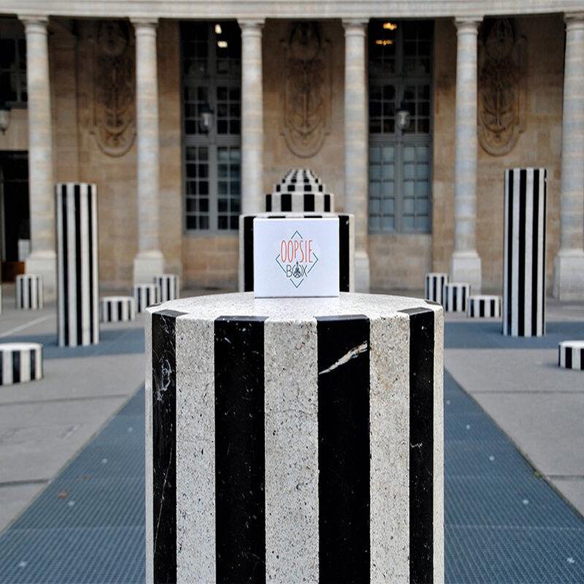 Voir la diapositive 4 : Smartbox Oopsie Box La Festive 3 mois : spectacle, activité culturelle et bar pour 2 personnes - Coffret Cadeau Sport & Aventure