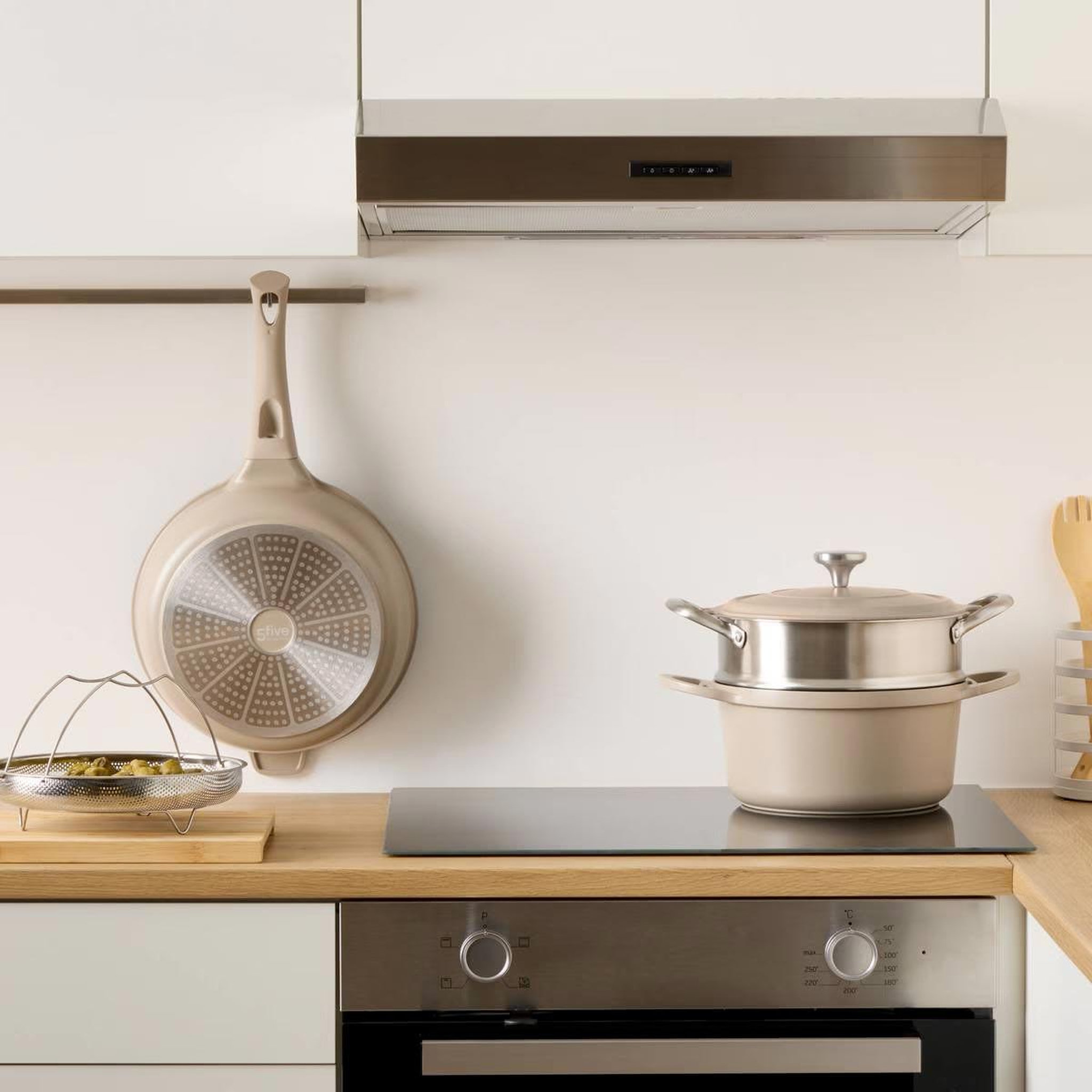 Voir la diapositive 5 : FIVE Cocotte avec panier vapeur  kirk  24cm taupe