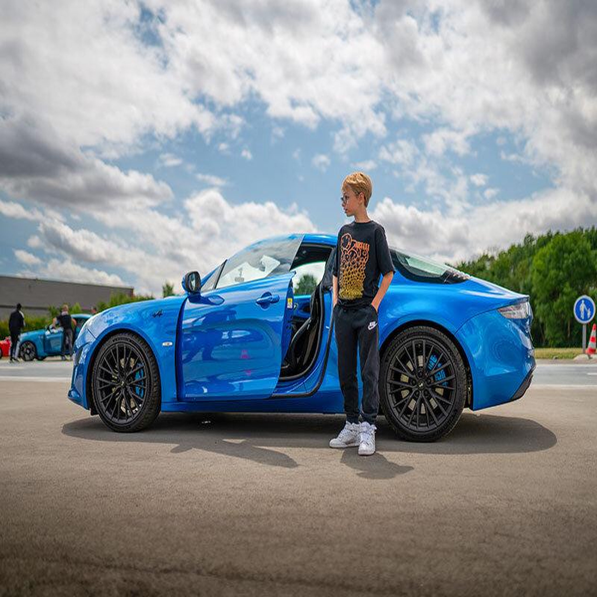 Voir la diapositive 2 : Smartbox Stage de pilotage enfant : 2 tours de circuit en bmw m2 ou alpine a110 s - coffret cadeau sport & aventure
