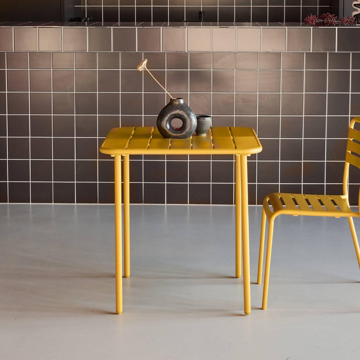 SWEEEK Table de jardin métal 2 places, Amelia 70 x 70cm