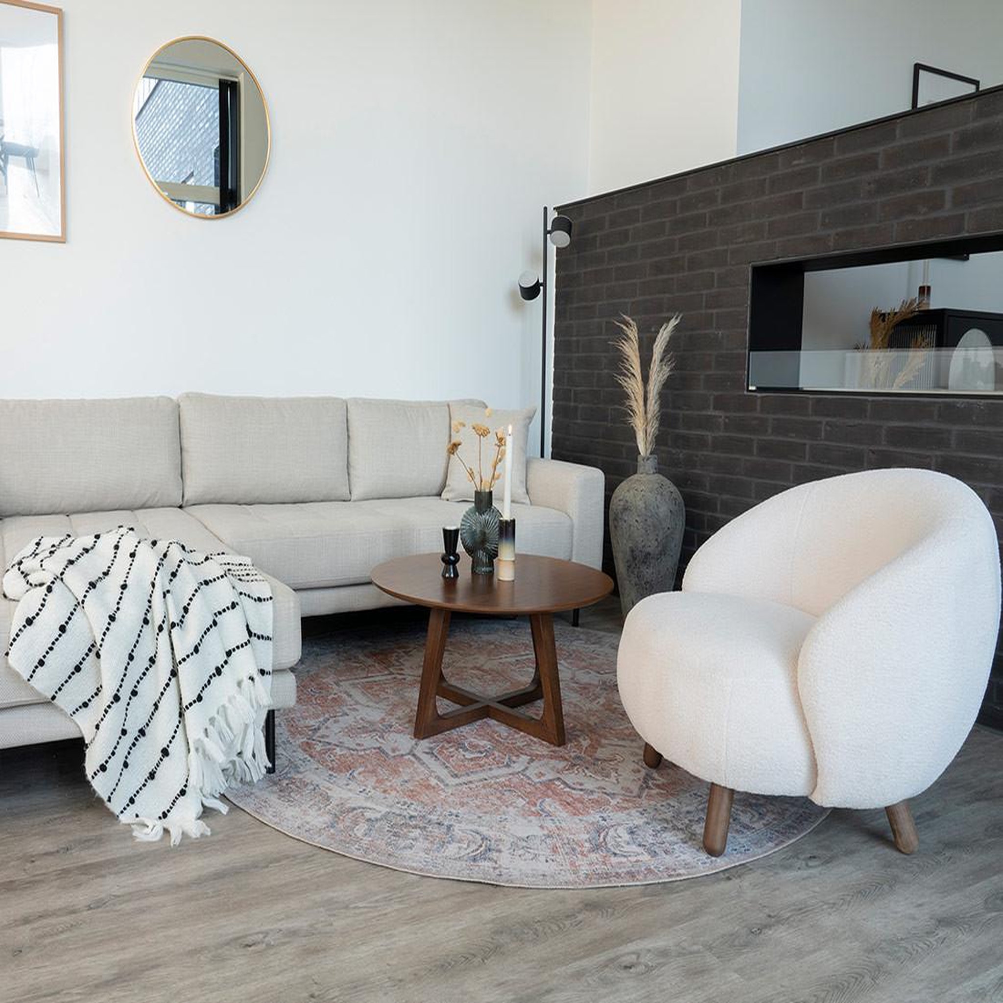 Voir la diapositive 6 : LISA DESIGN Nayeli - fauteuil avec pieds en bois d'hévéa - en tissu bouclette