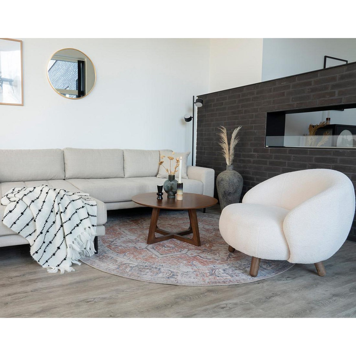 LISA DESIGN Nayeli - fauteuil avec pieds en bois d'hévéa - en tissu bouclette