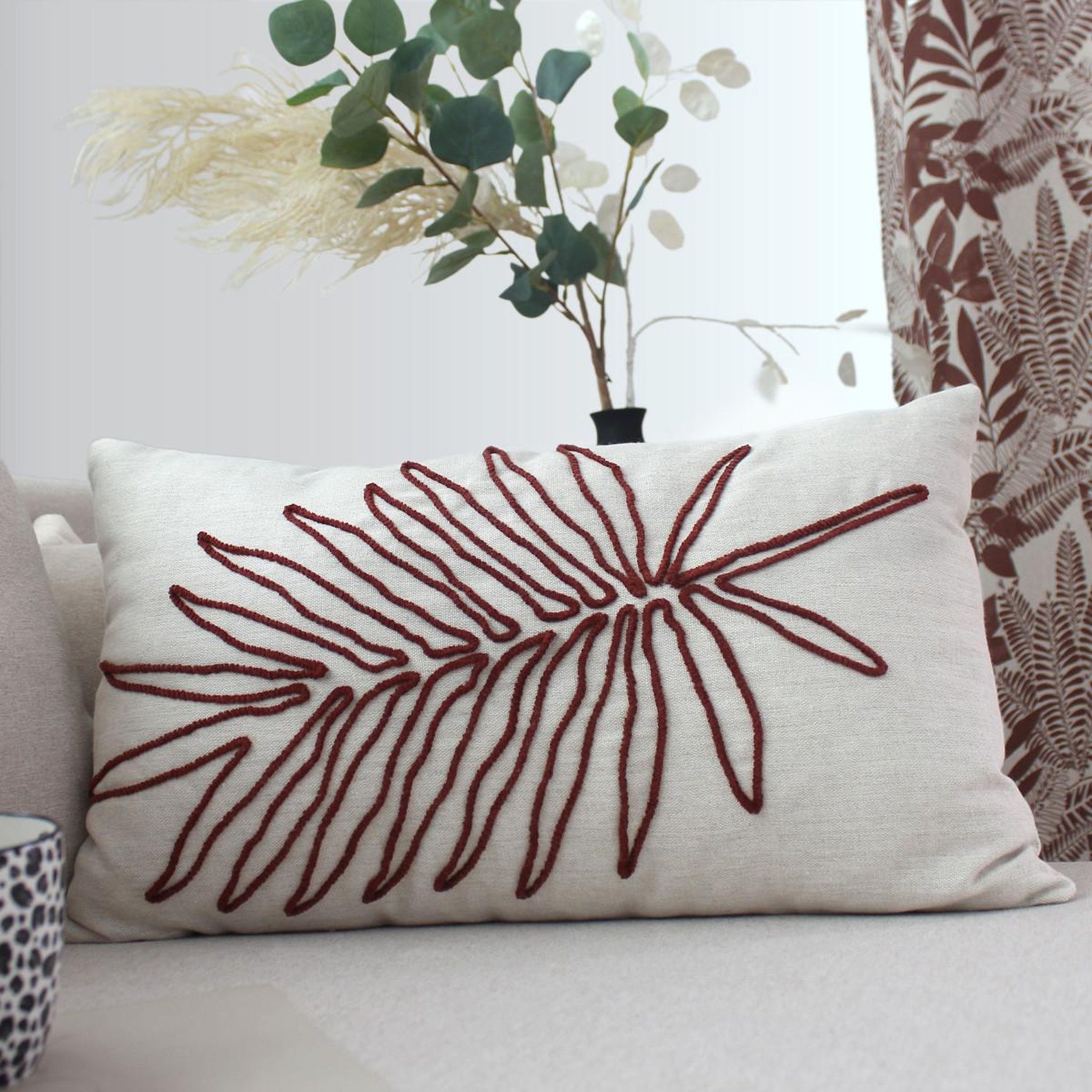 Voir la diapositive 2 : ENJOY HOME Coussin déco brodé  kasane  30x50cm écru