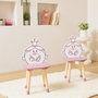Voir la diapositive 5 : SWEEEK Table pour enfant avec pot à crayon + 2 chaises Madame Princesse + 2 chaises Monsieur Heureux