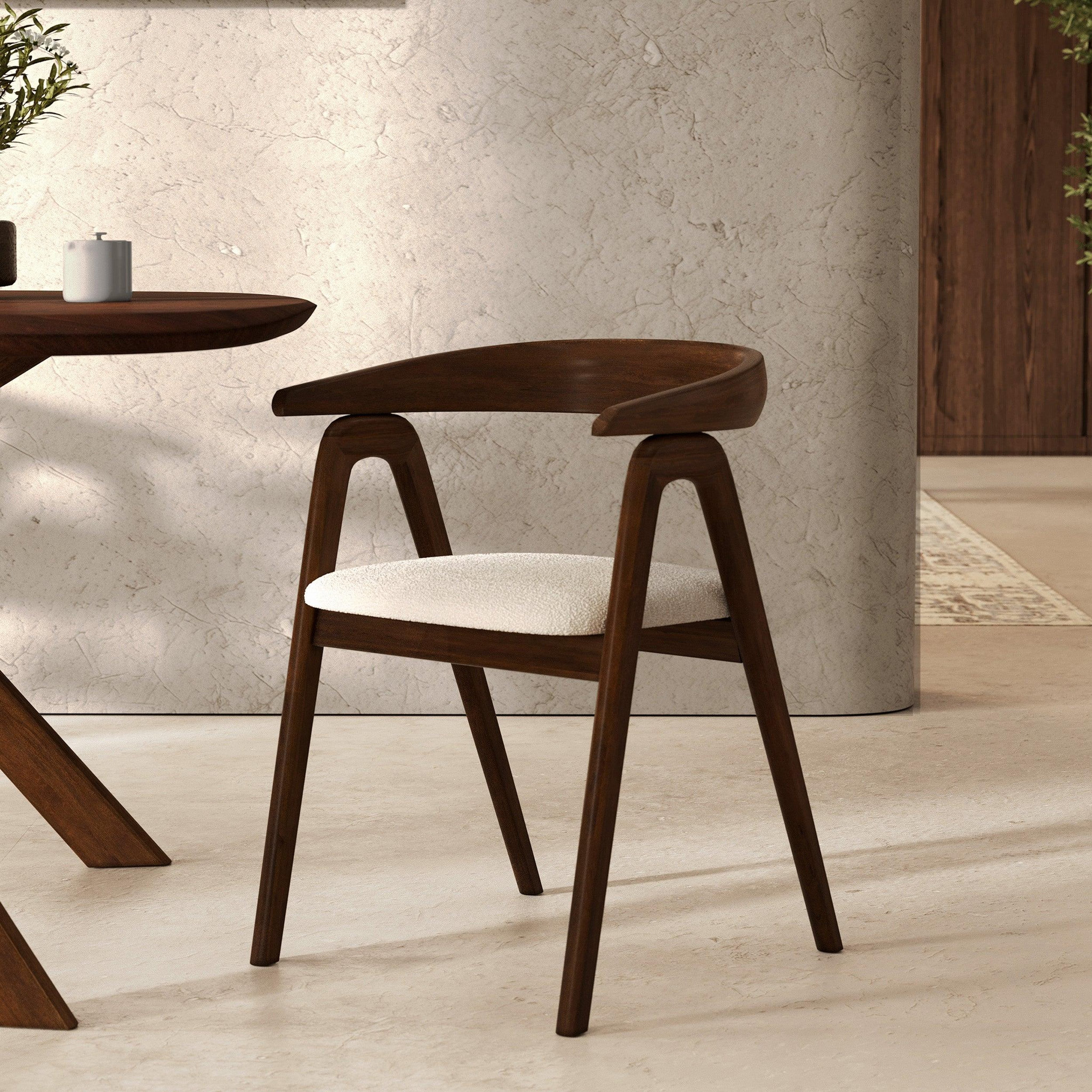 Voir la diapositive 2 : MAISON PAVANE Chaise en bois d'hévéa foncé et tissu bouclé crème-Hawa