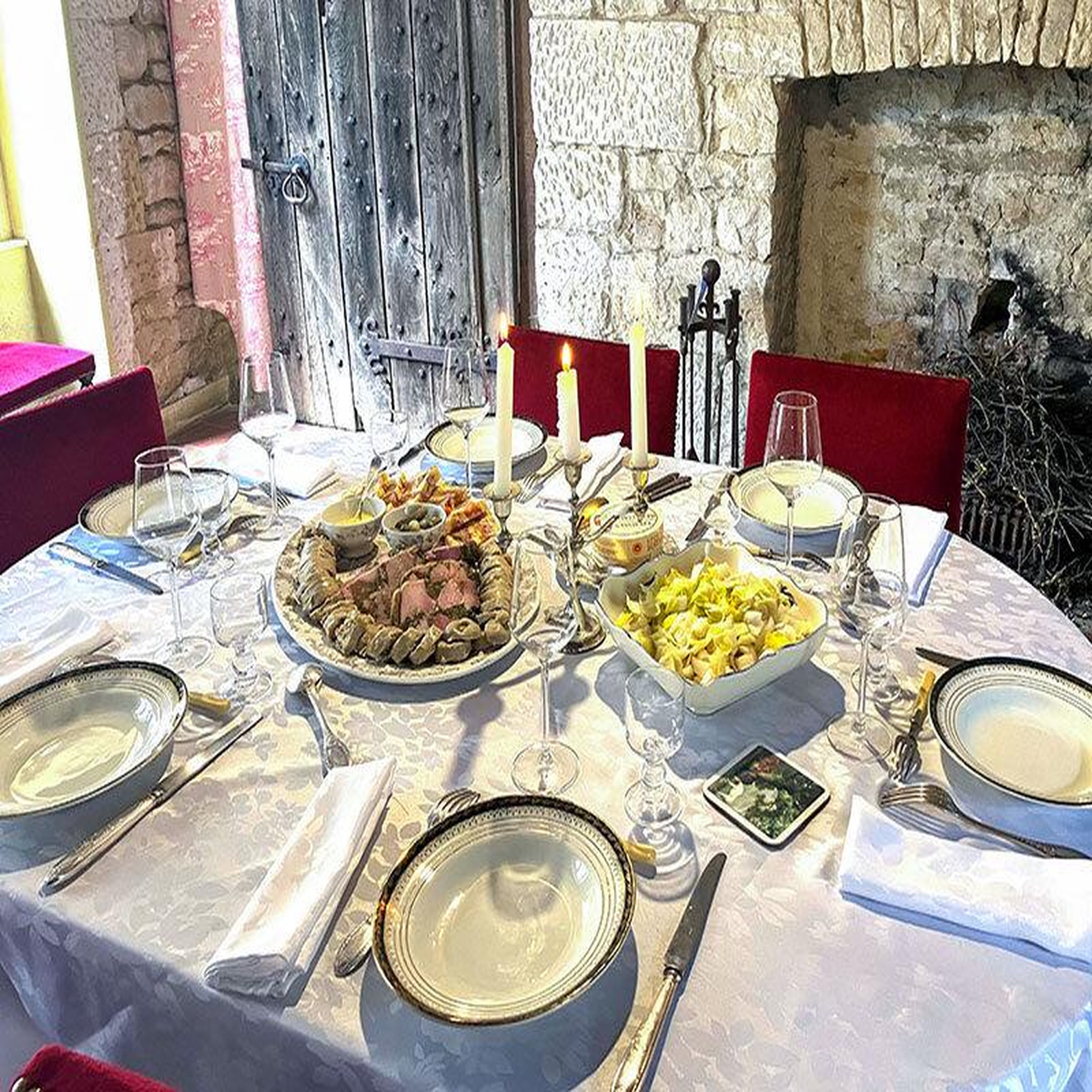 Voir la diapositive 2 : Smartbox Dîner avec accord mets et vins et sommelier près d'auxerre - coffret cadeau gastronomie