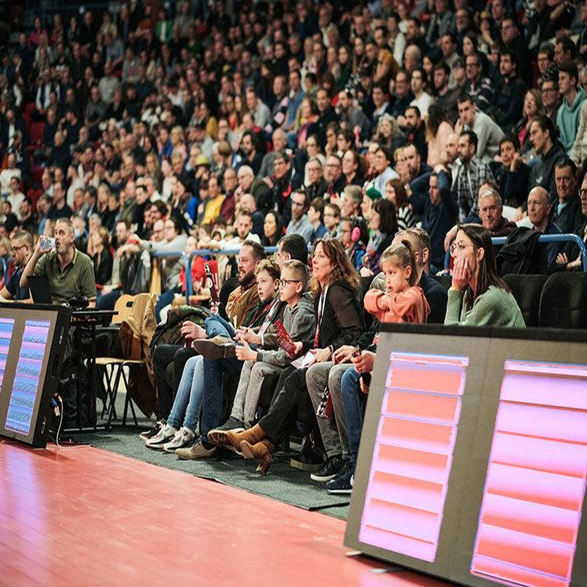 Voir la diapositive 2 : Smartbox Billet VIP bord de terrain pour un match du SLUC Nancy basket avec buffet pour 2 personnes - Coffret Cadeau Sport & Aventure