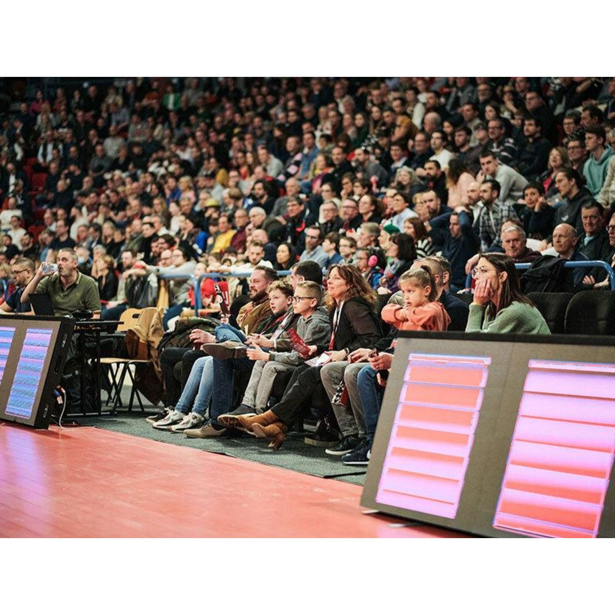 Smartbox Billet VIP bord de terrain pour un match du SLUC Nancy basket avec buffet pour 2 personnes - Coffret Cadeau Sport & Aventure