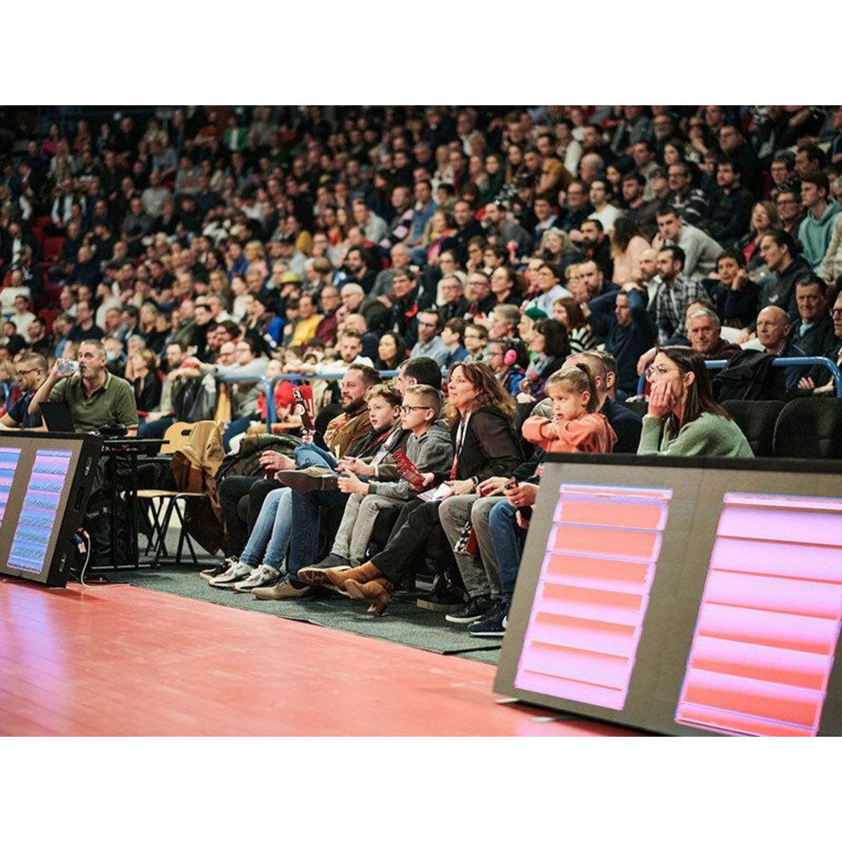 Smartbox Billet VIP bord de terrain pour un match du SLUC Nancy basket avec buffet pour 2 personnes - Coffret Cadeau Sport & Aventure