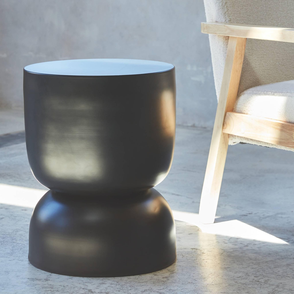 SWEEEK Table d'appoint. bout de canapé. table de chevet en métal. noir. Madi Ø32 x H 42cm
