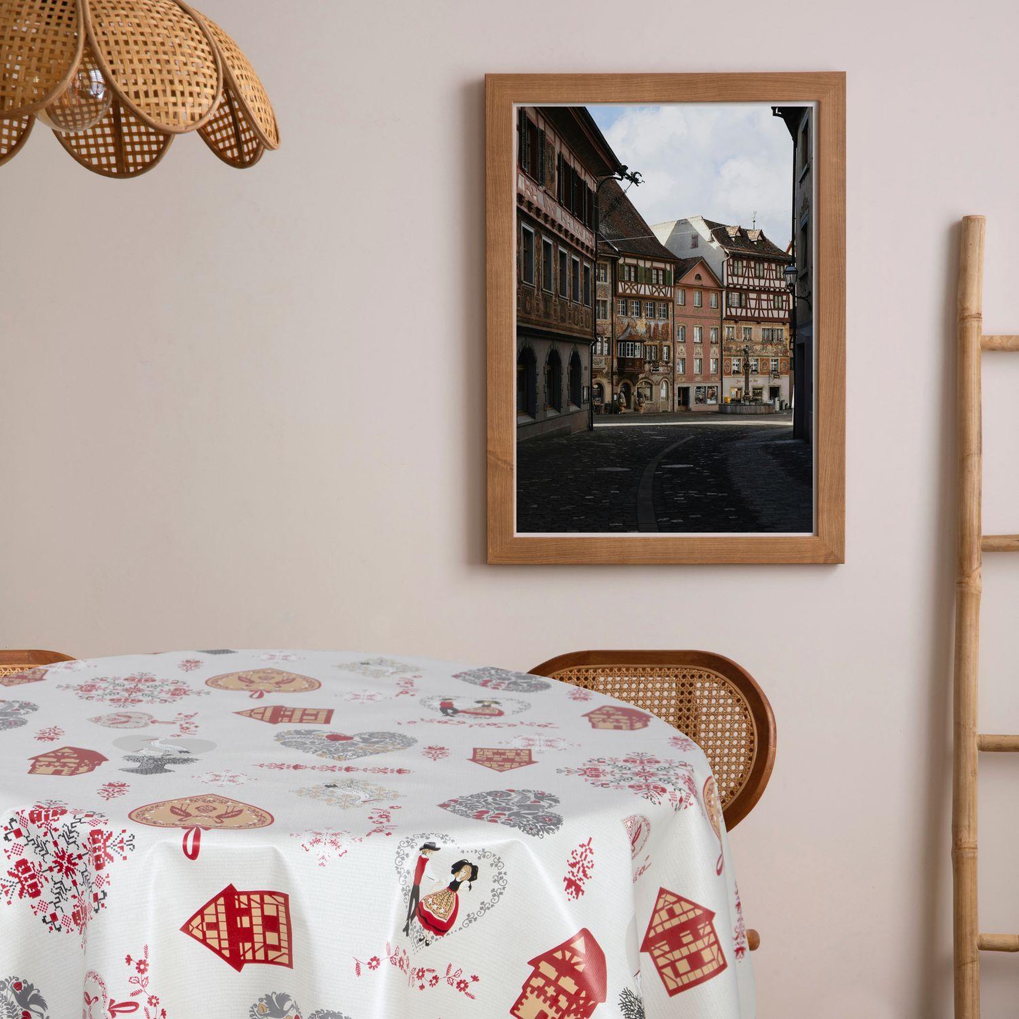 Voir la diapositive 2 : HABITABLE Nappe en toile cirée ronde motifs cœur ALSACE - Diam. 135 cm