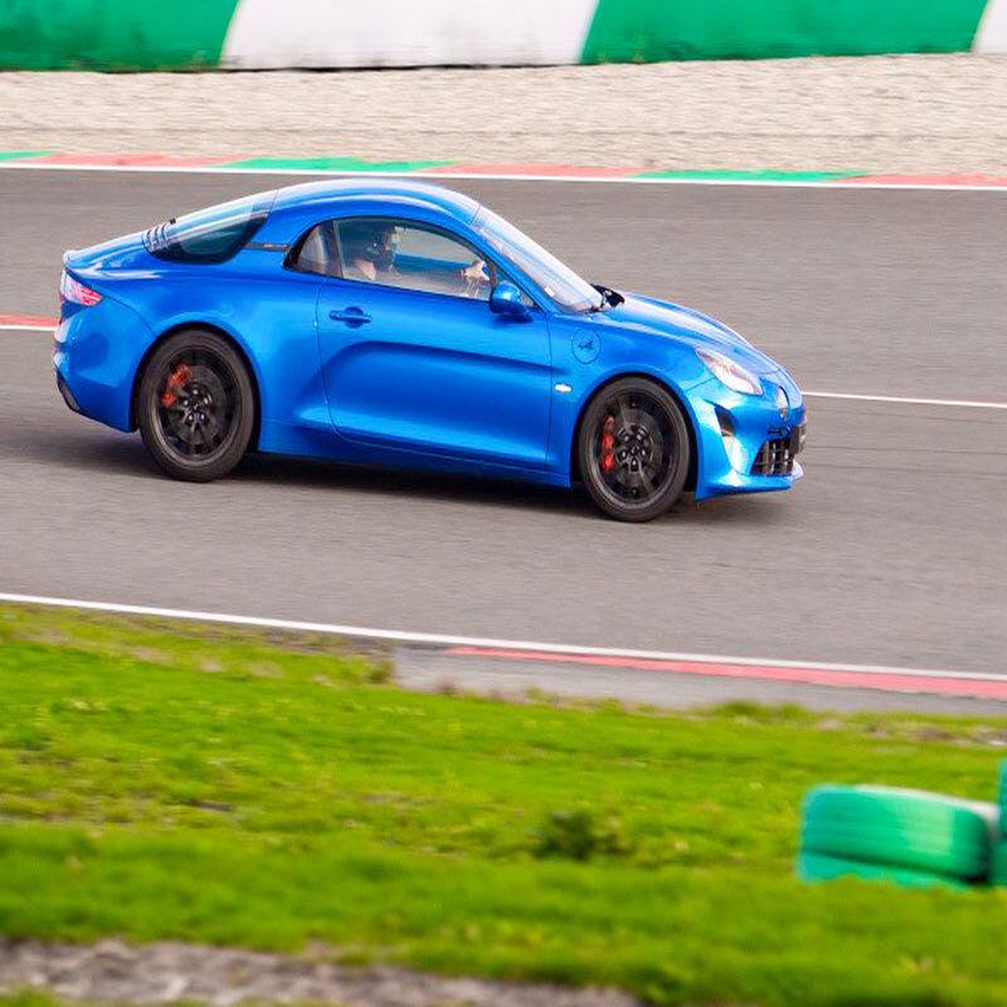 Voir la diapositive 2 : Smartbox Stage de pilotage : 3 tours sur le circuit du luc en alpine a110 s - coffret cadeau sport & aventure