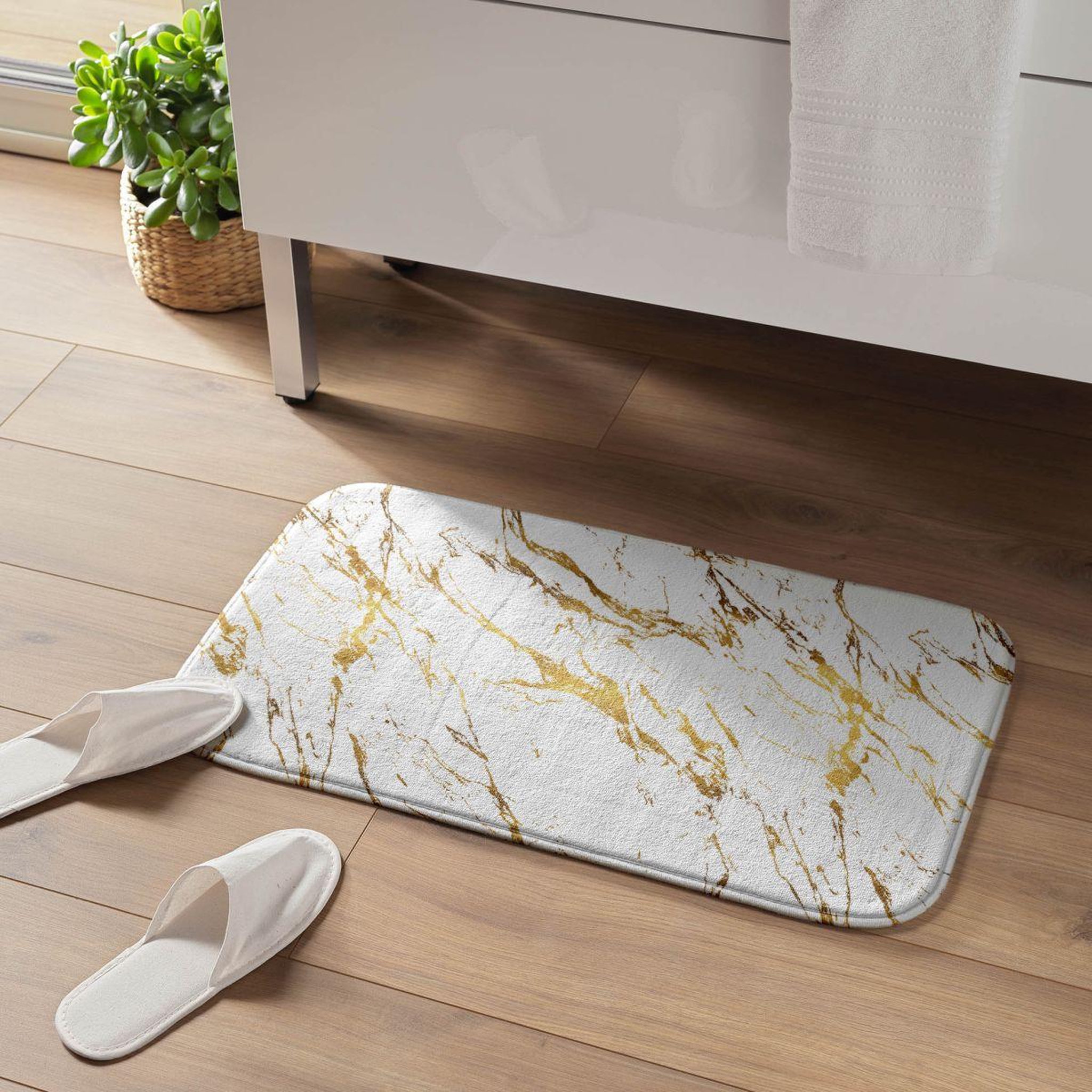 Voir la diapositive 5 : Douceur d'Intérieur Tapis de bain imprimé  aquamarbre  45x75cm blanc & or