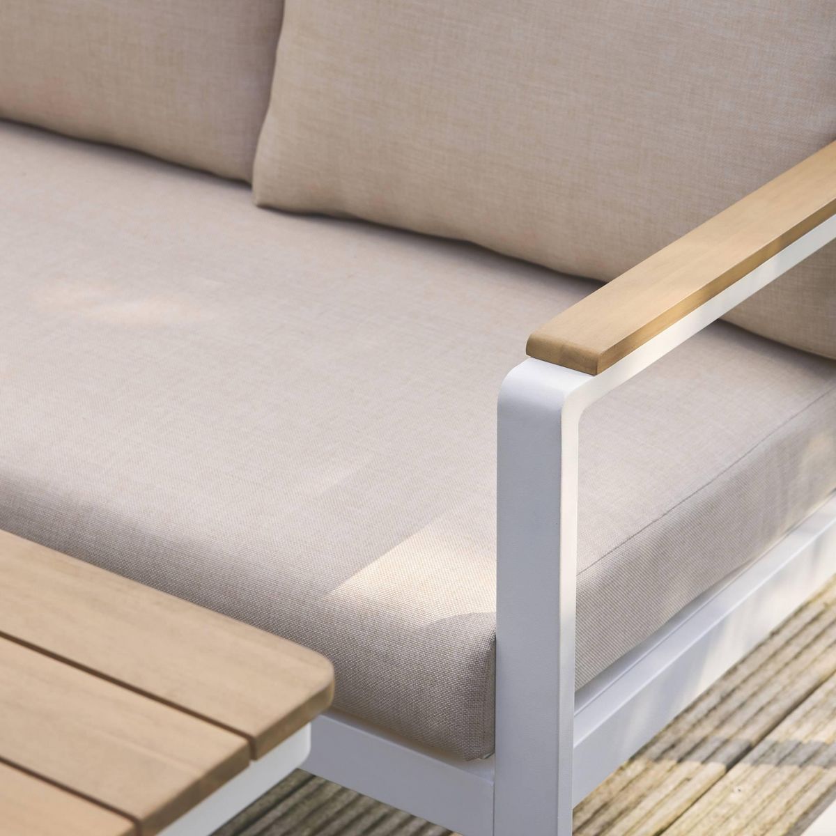 SWEEEK Salon de jardin PAMPAS 8 places en bois d'acacia et aluminium, coussins beiges en polyester, avec table rectangulaire