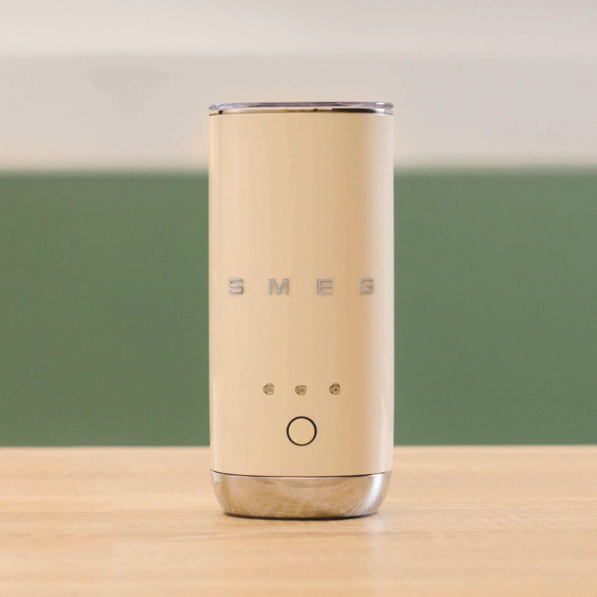 Voir la diapositive 2 : SMEG Mousseur à lait crème années 50 mff02creu
