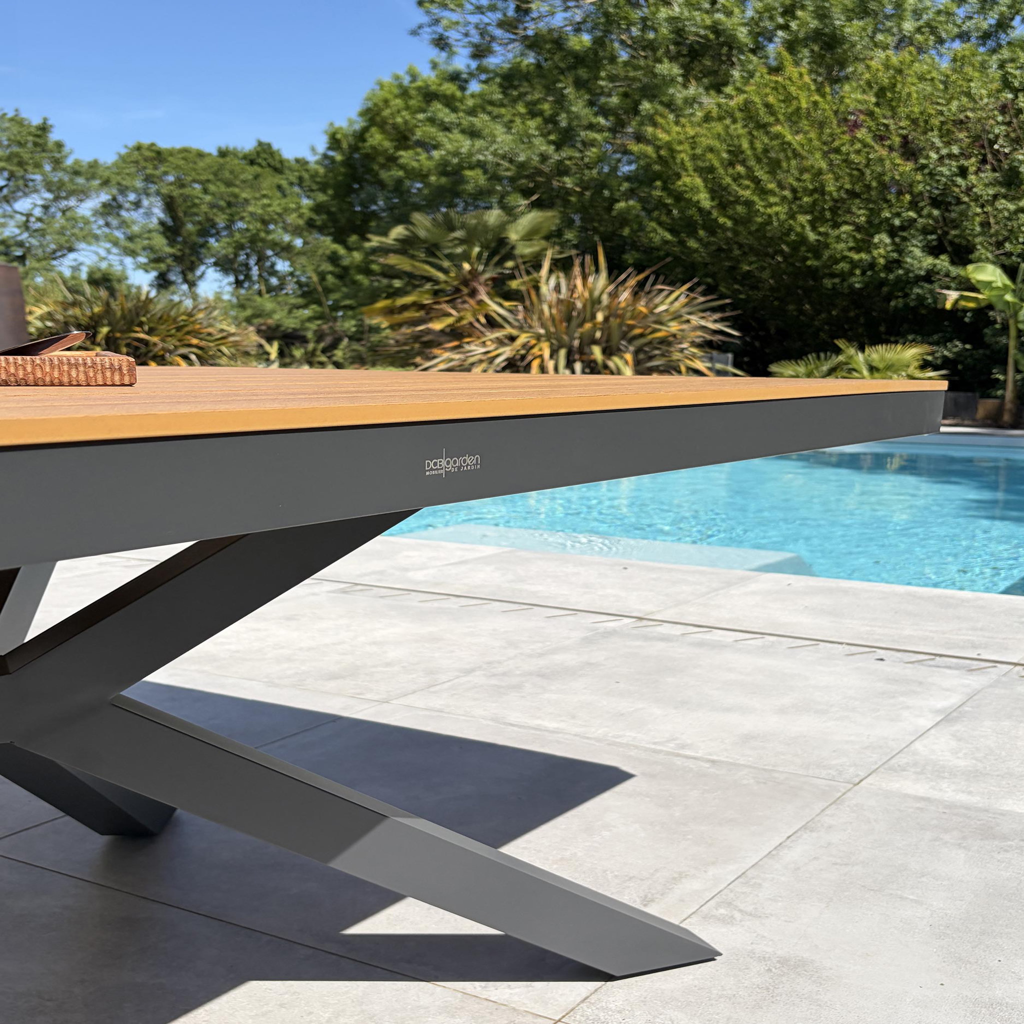 Voir la diapositive 5 : DCB GARDEN Table de jardin en alu plateau polywood aspect bois
