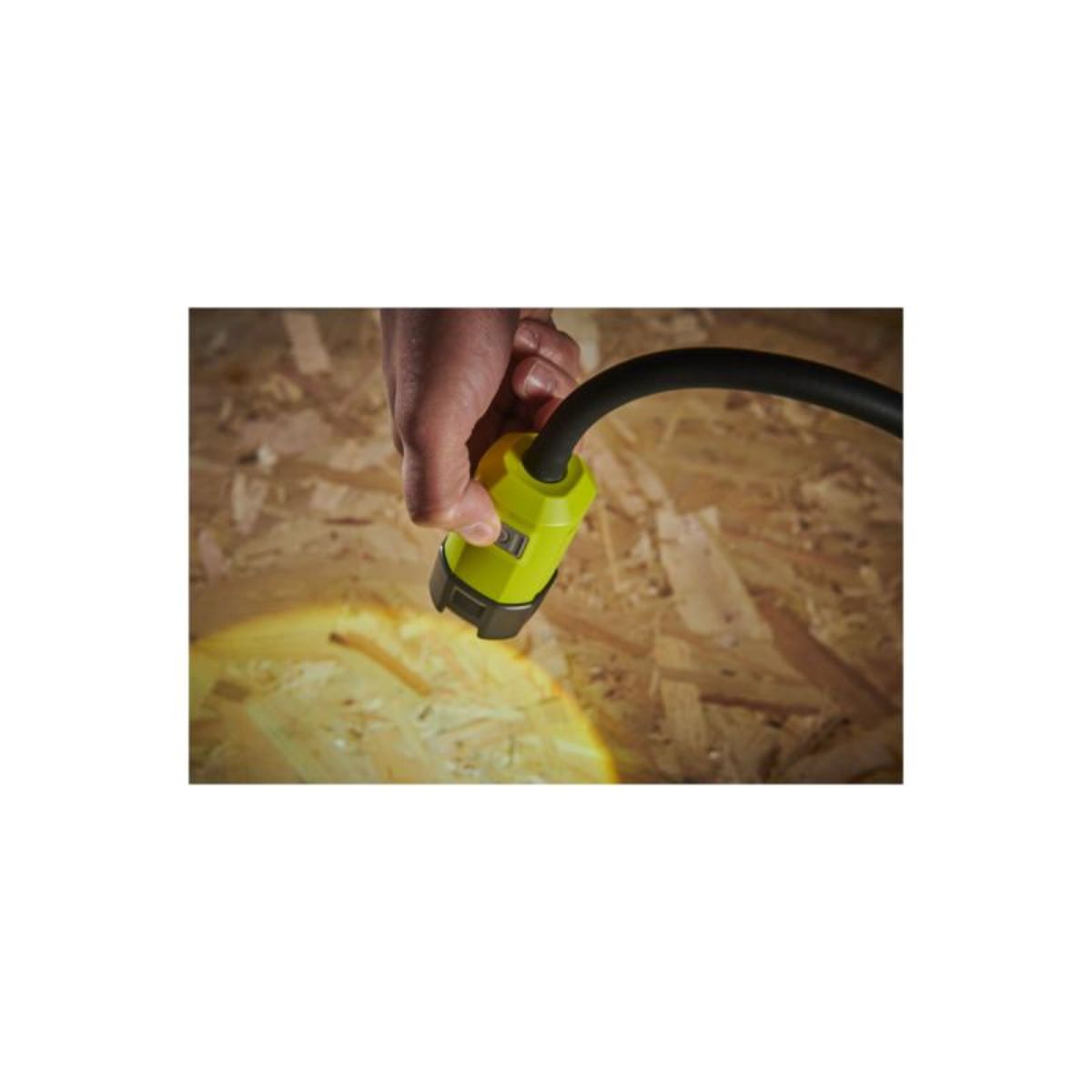 Ryobi Lampe sur pince RYOBI RLCF18-0 - 18V One+ - 400 lumens - sans batterie ni chargeur