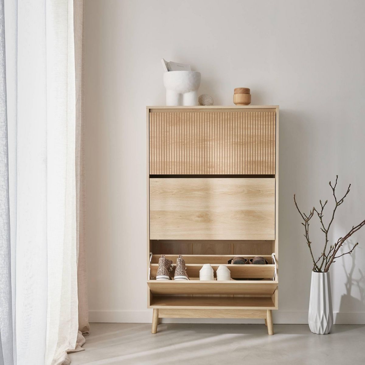 SWEEEK Meuble à chaussures scandinave décor bois clair 3 portes abattantes capacité 18 paires de chaussures