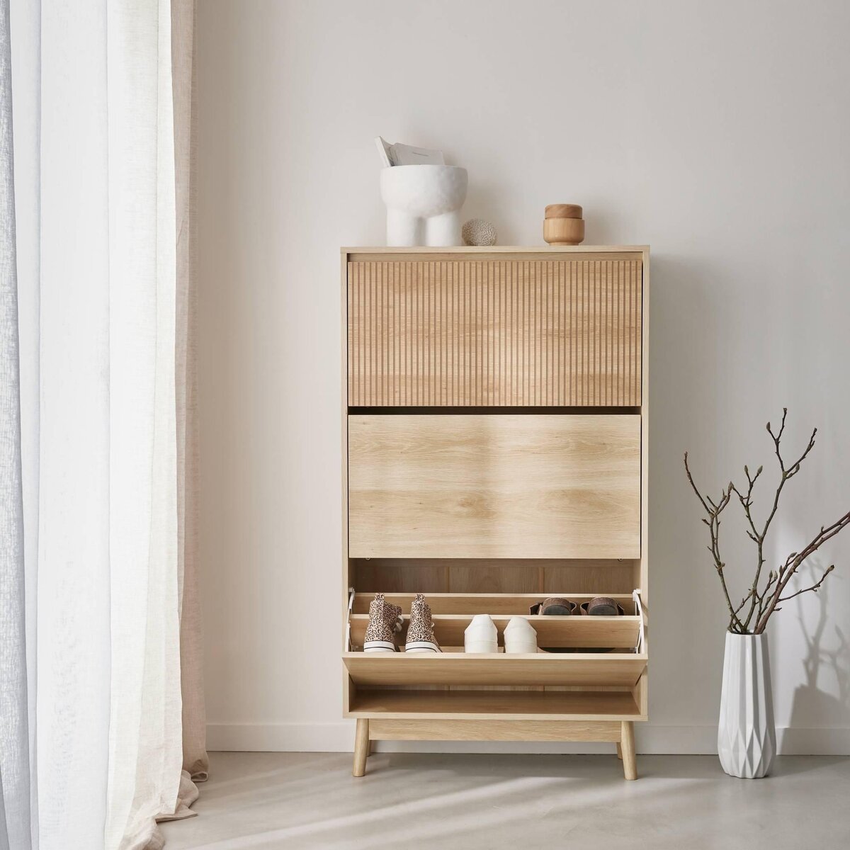 SWEEEK Meuble à chaussures scandinave décor bois clair 3 portes abattantes capacité 18 paires de chaussures