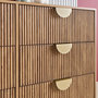 Voir la diapositive 5 : SWEEEK Commode décor bois de manguier rainuré 6 tiroirs - 120 x 39 x 79 cm - Celian