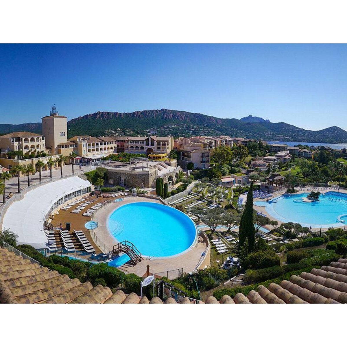 Smartbox Pause relaxation avec modelages, soin, bain hydromassant et accès à la piscine près de Fréjus - Coffret Cadeau Bien-être