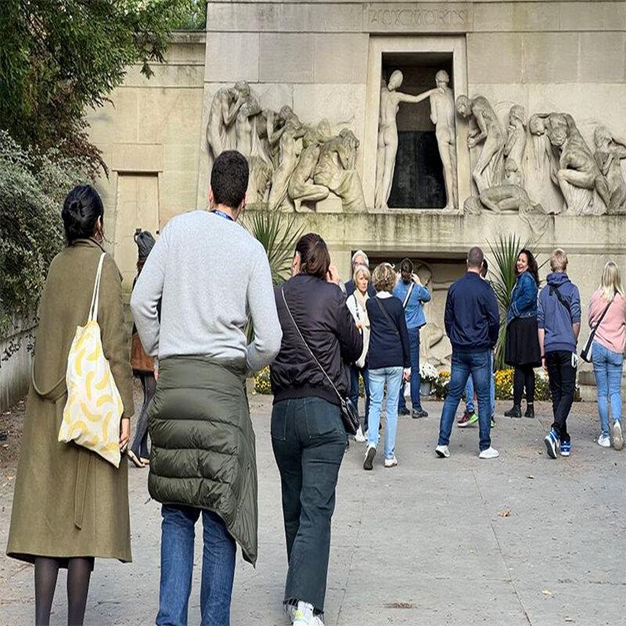 Voir la diapositive 2 : Smartbox Visite guidée du cimetière du père lachaise pour 2 personnes à paris - coffret cadeau sport & aventure