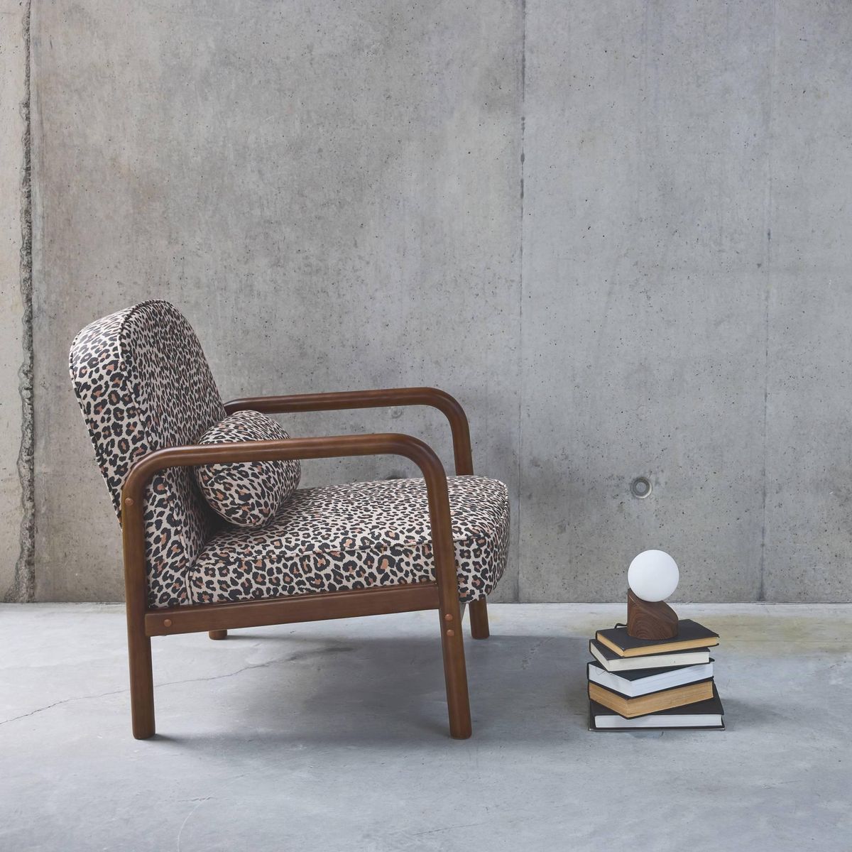 SWEEEK Fauteuil scandinave arrondi bois d'hévéa et imprimé léopard